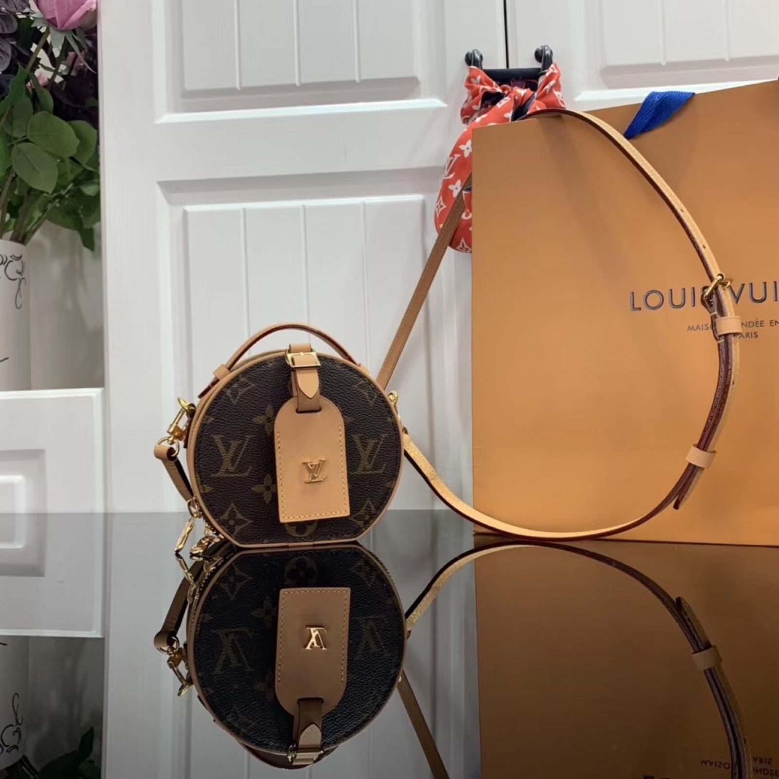 LV MINI BOITE CHAPEAU M68276