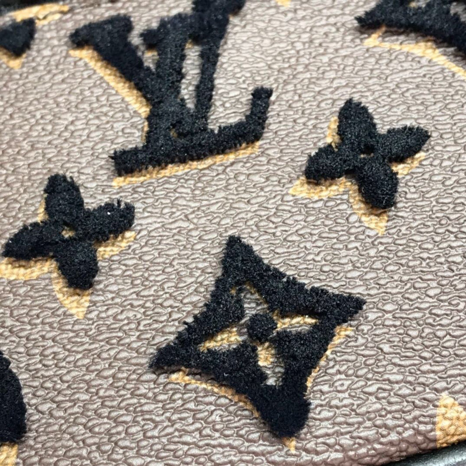 LV MINI SOFT TRUNK M68970