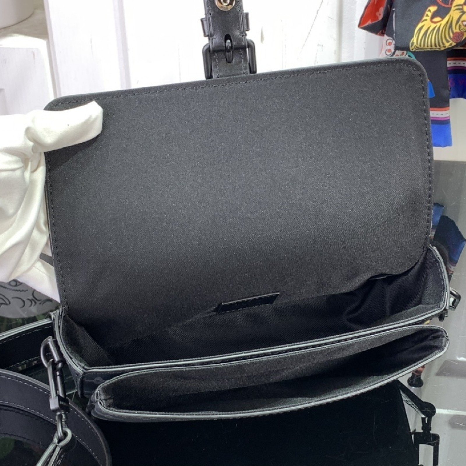LV MONTSOURIS M83567