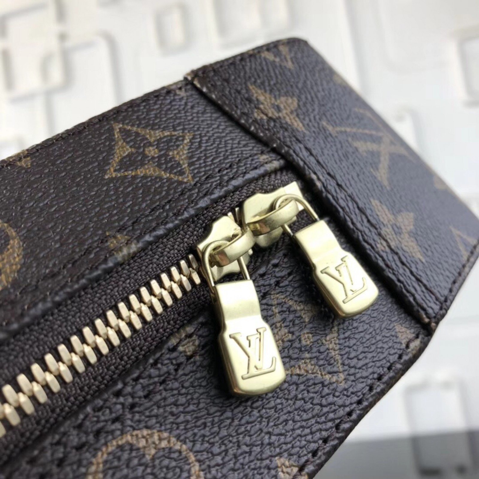 LV NANO NOE M47500