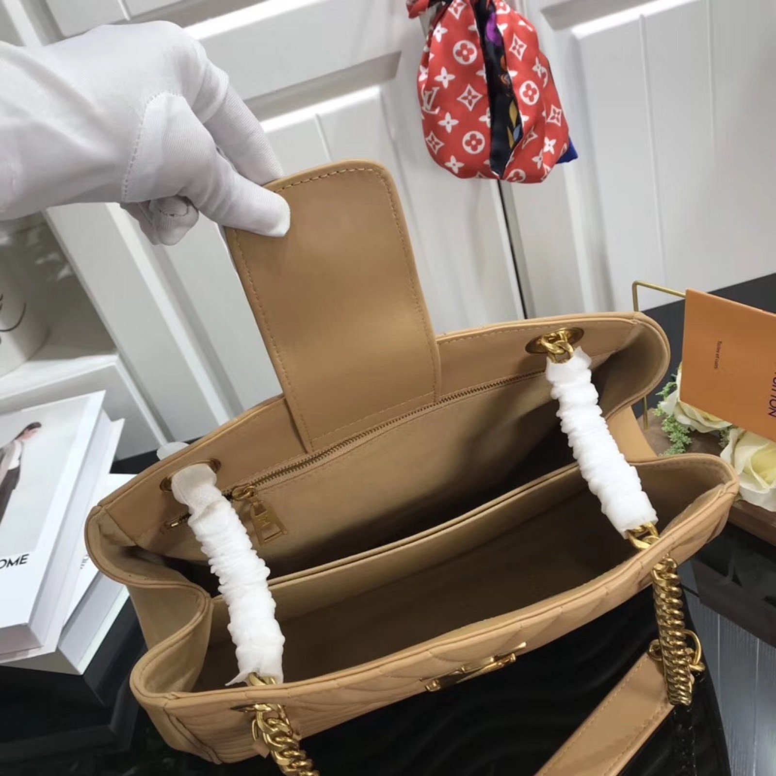 LV NEW WAVE CHAIN TOTE M51978