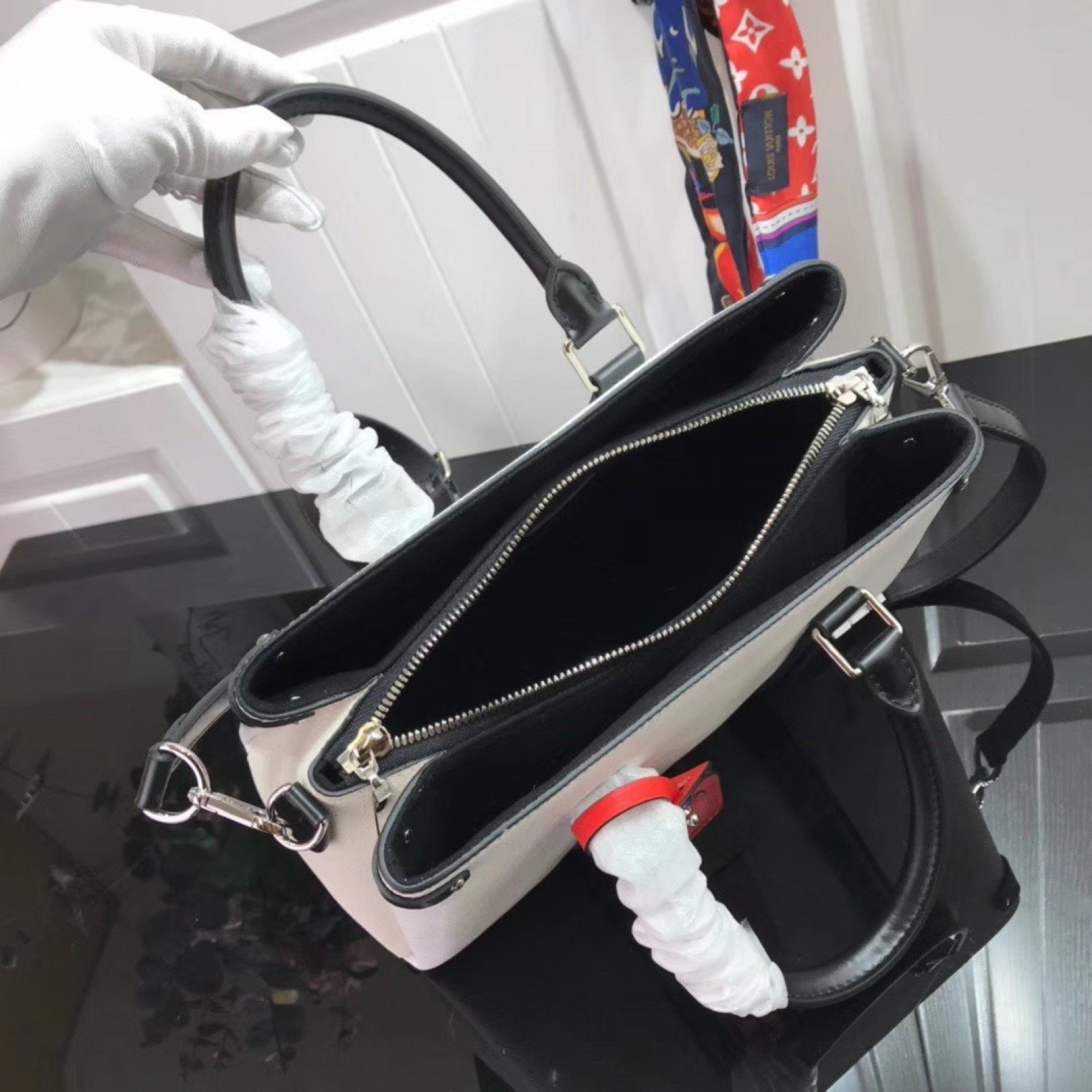 LV OPEN HANDBAG M55613W