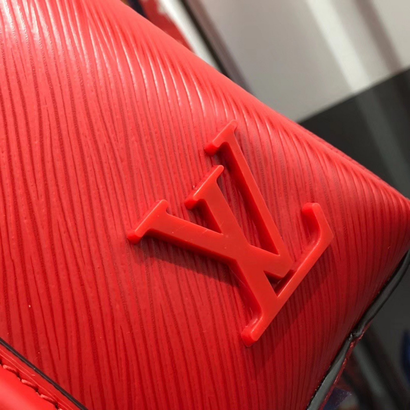 LV OPEN HANDBAG M55613W