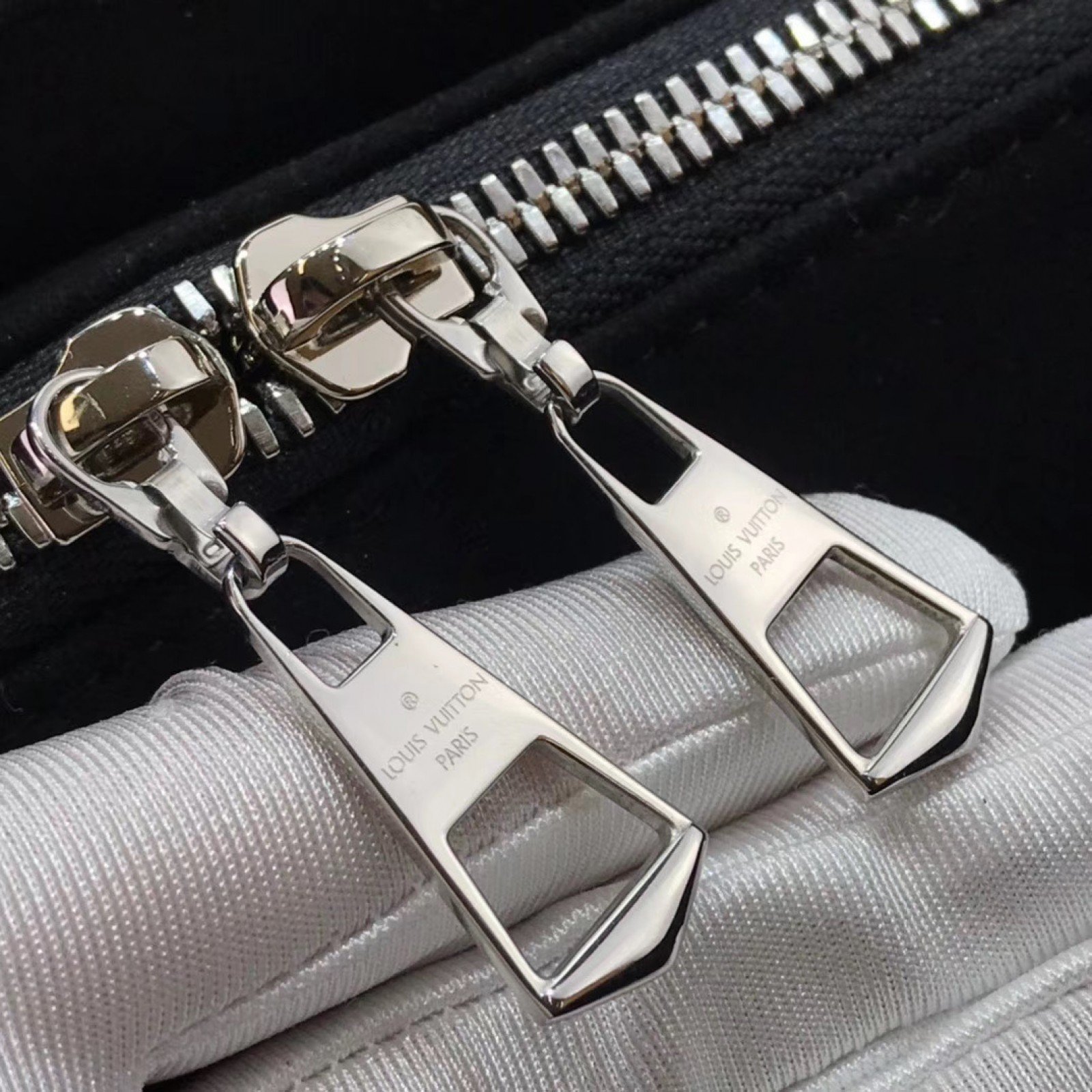 LV OPEN HANDBAG M55613W