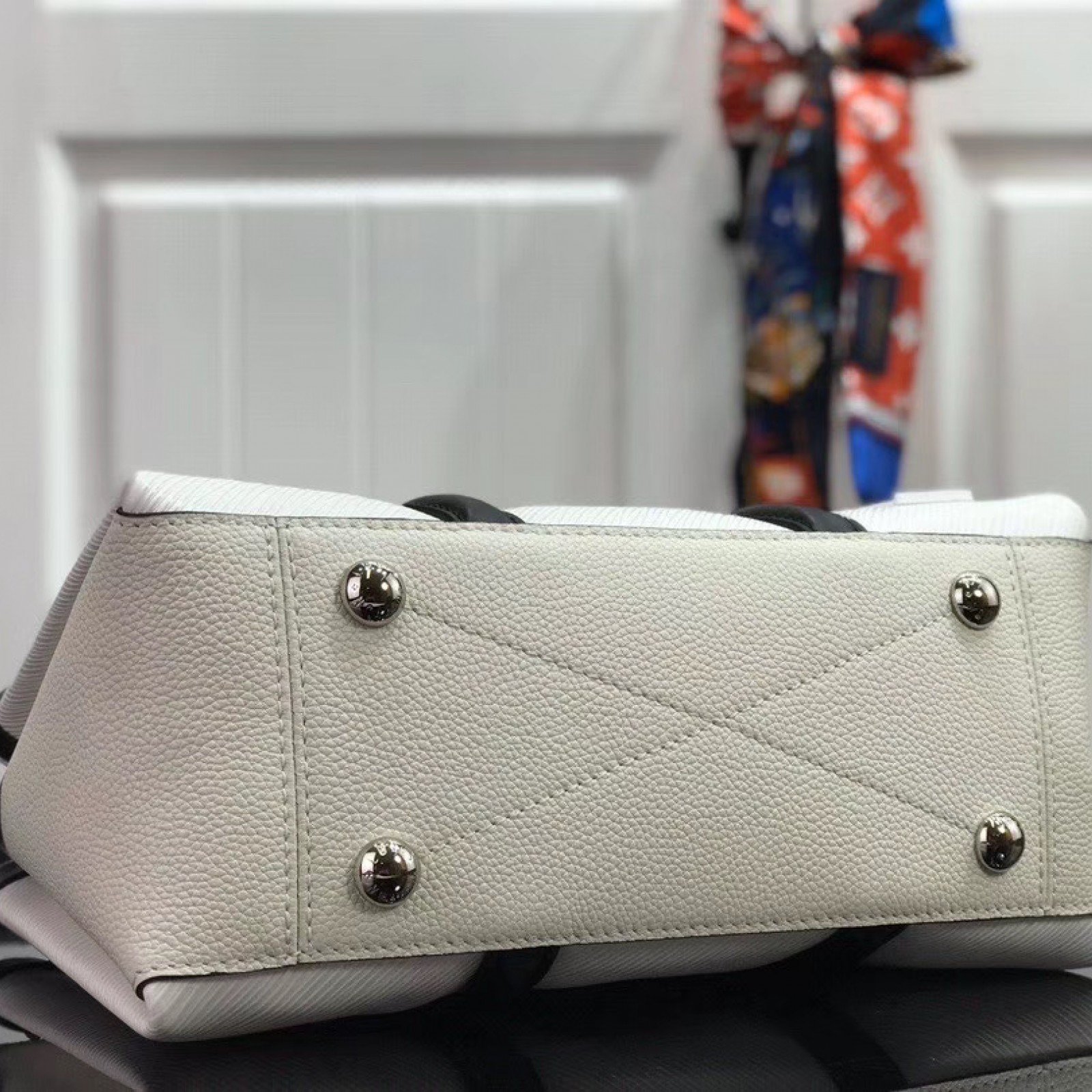 LV OPEN HANDBAG M55613W