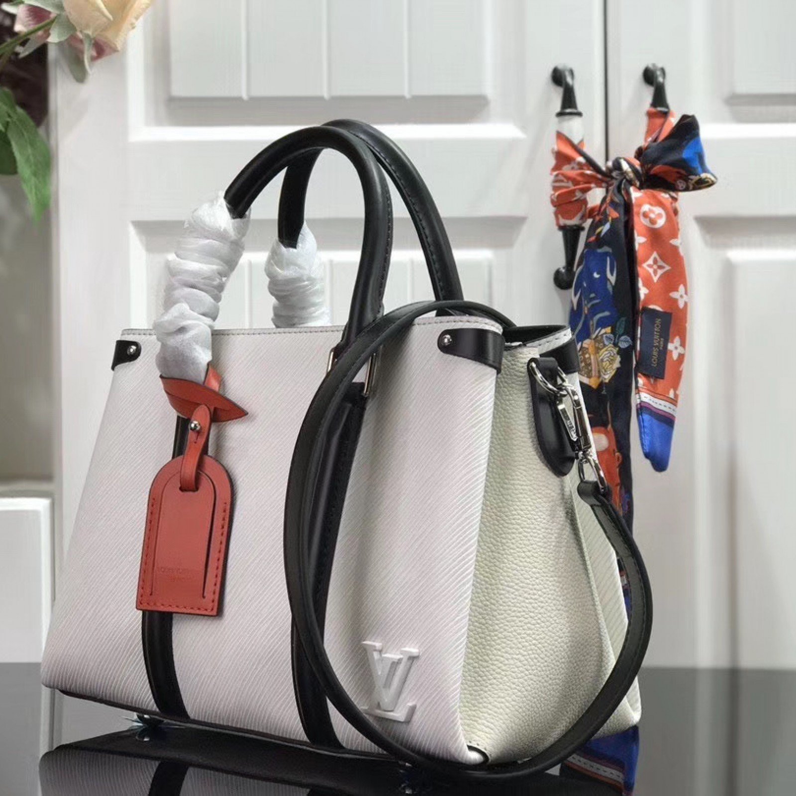 LV OPEN HANDBAG M55613W