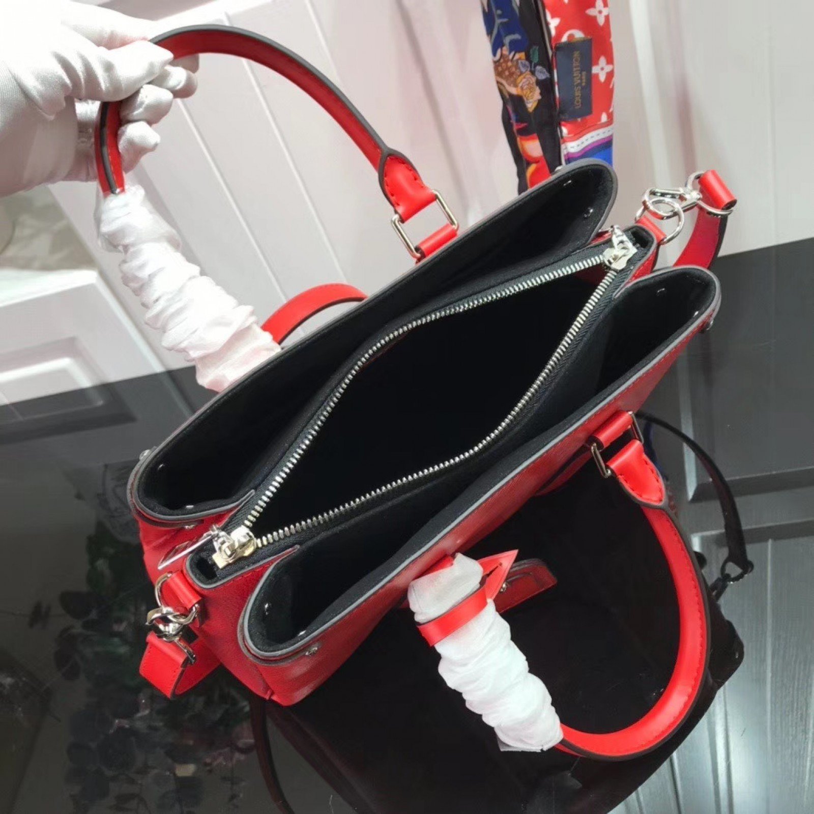LV OPEN HANDBAG M55613W