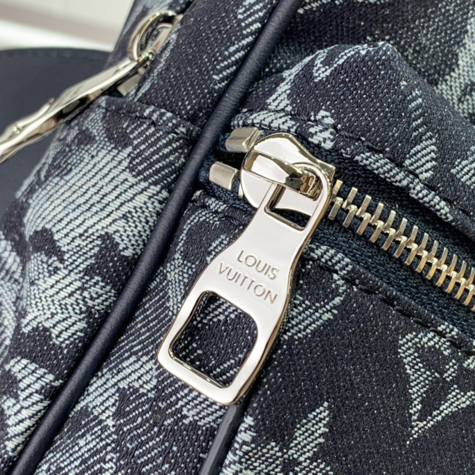 LV OUTDOOR BUMBAG M57281