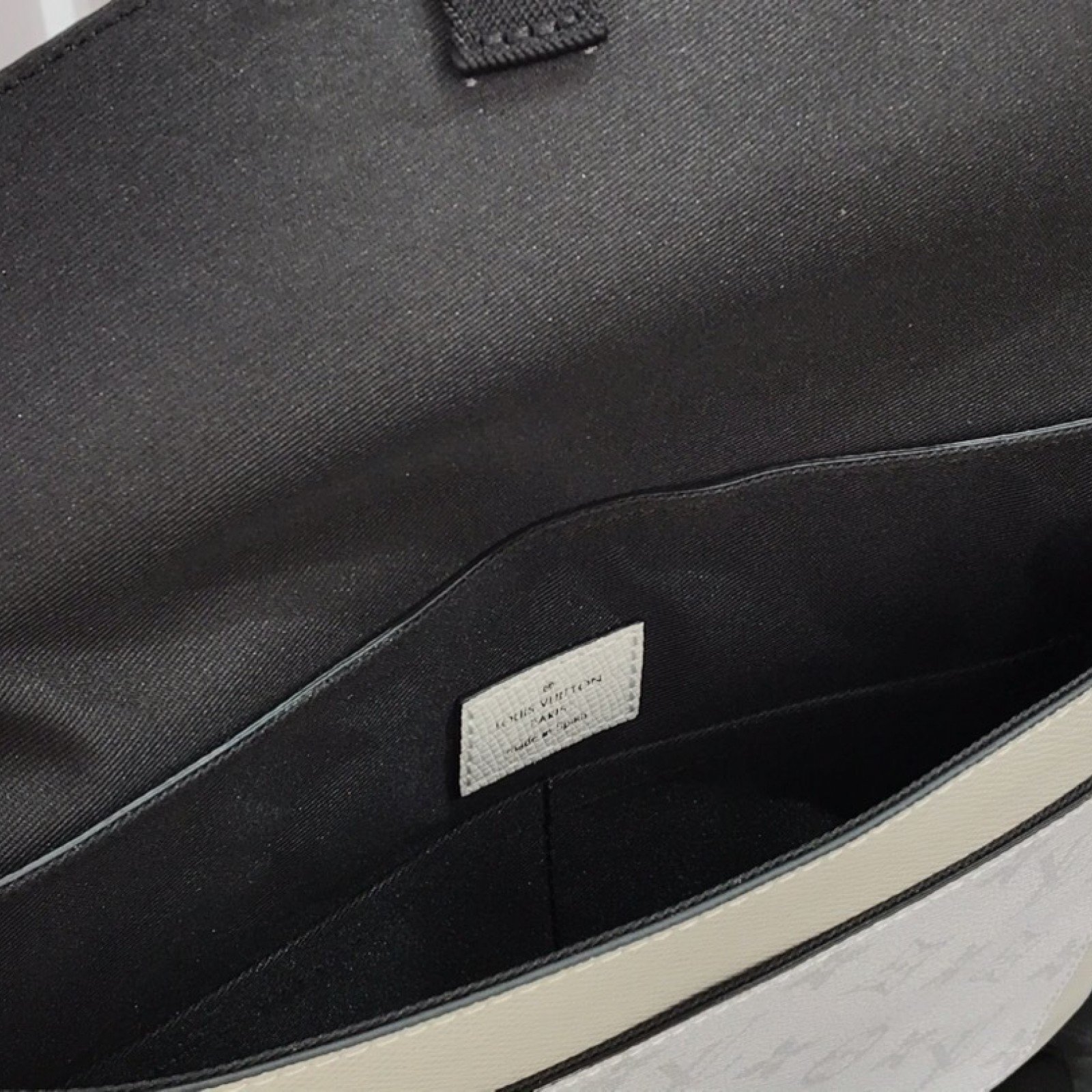 LV OUTDOOR FLAP MESSENGER M30411