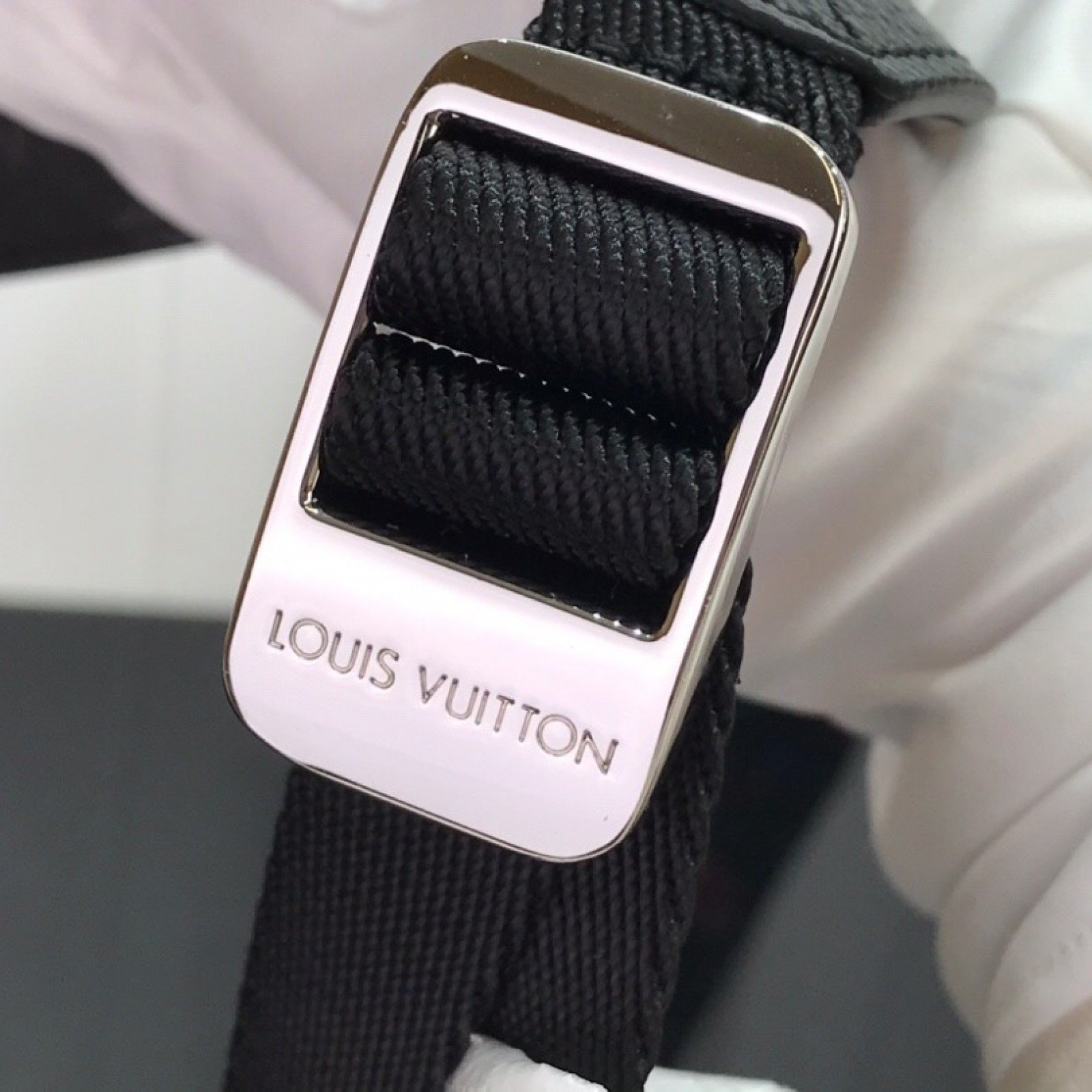 LV OUTDOOR FLAP MESSENGER M30411