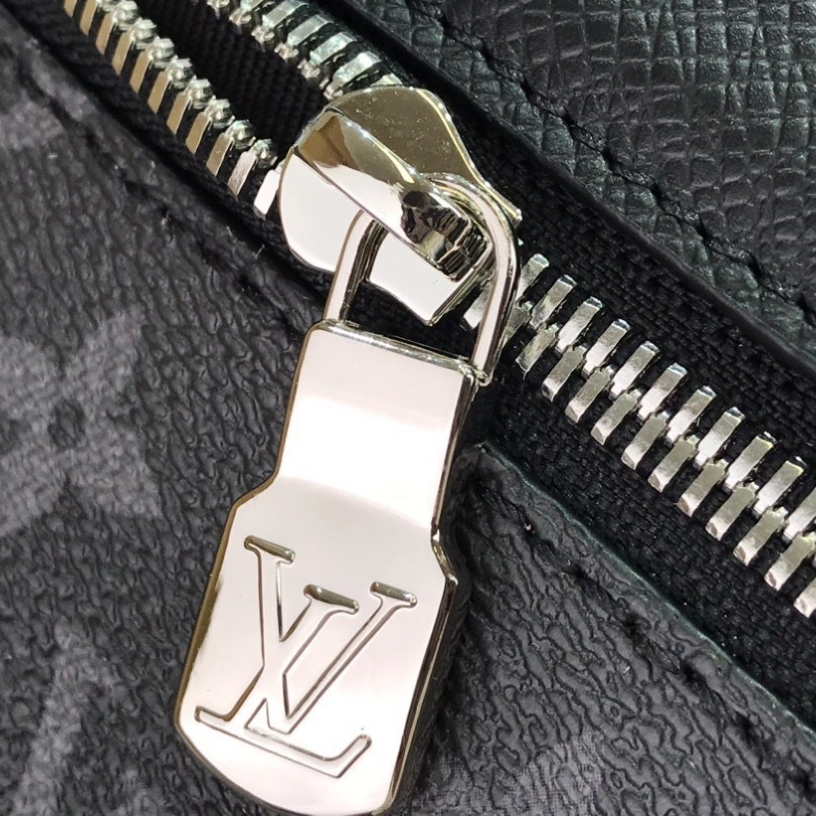 LV OUTDOOR FLAP MESSENGER M30411