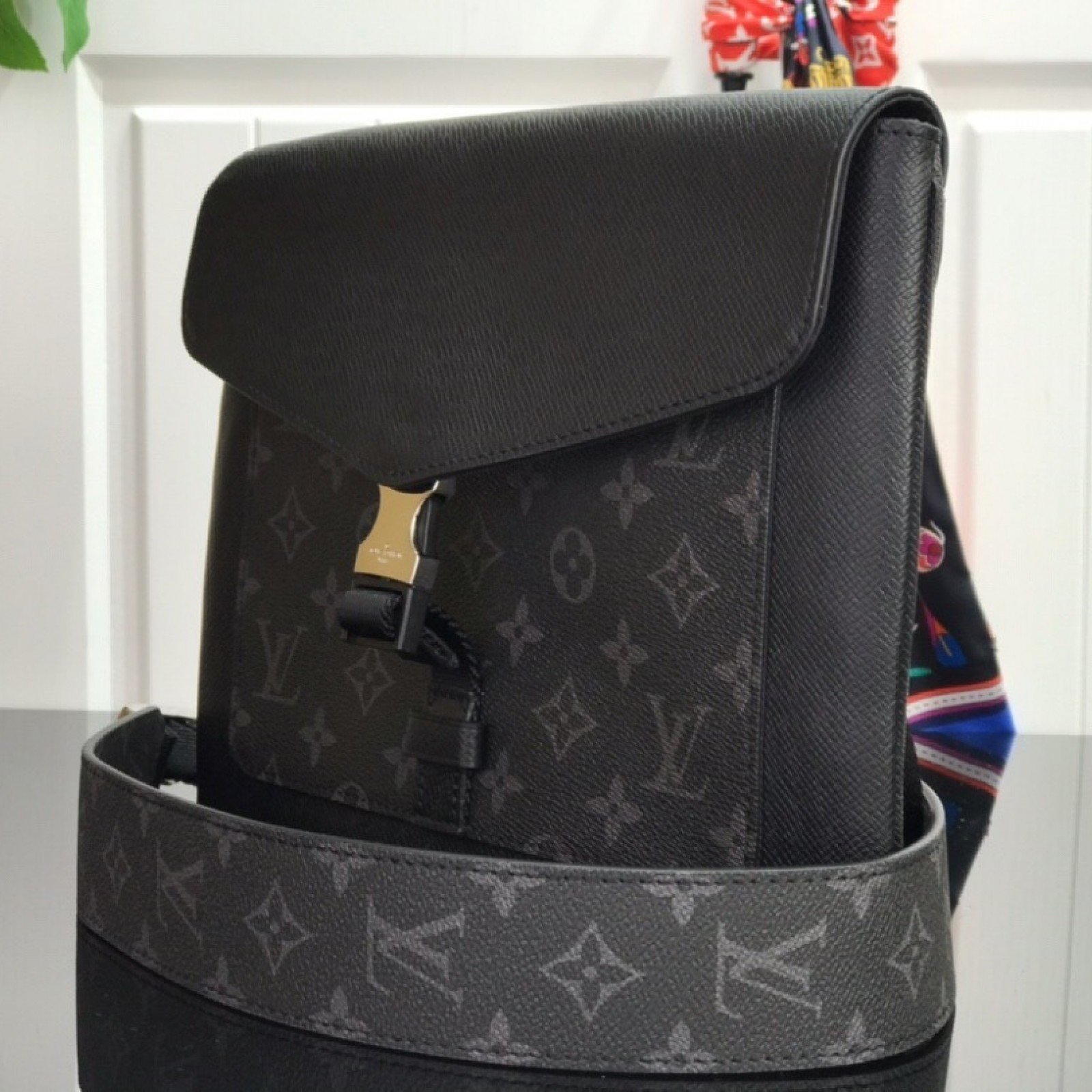 LV OUTDOOR FLAP MESSENGER M30411