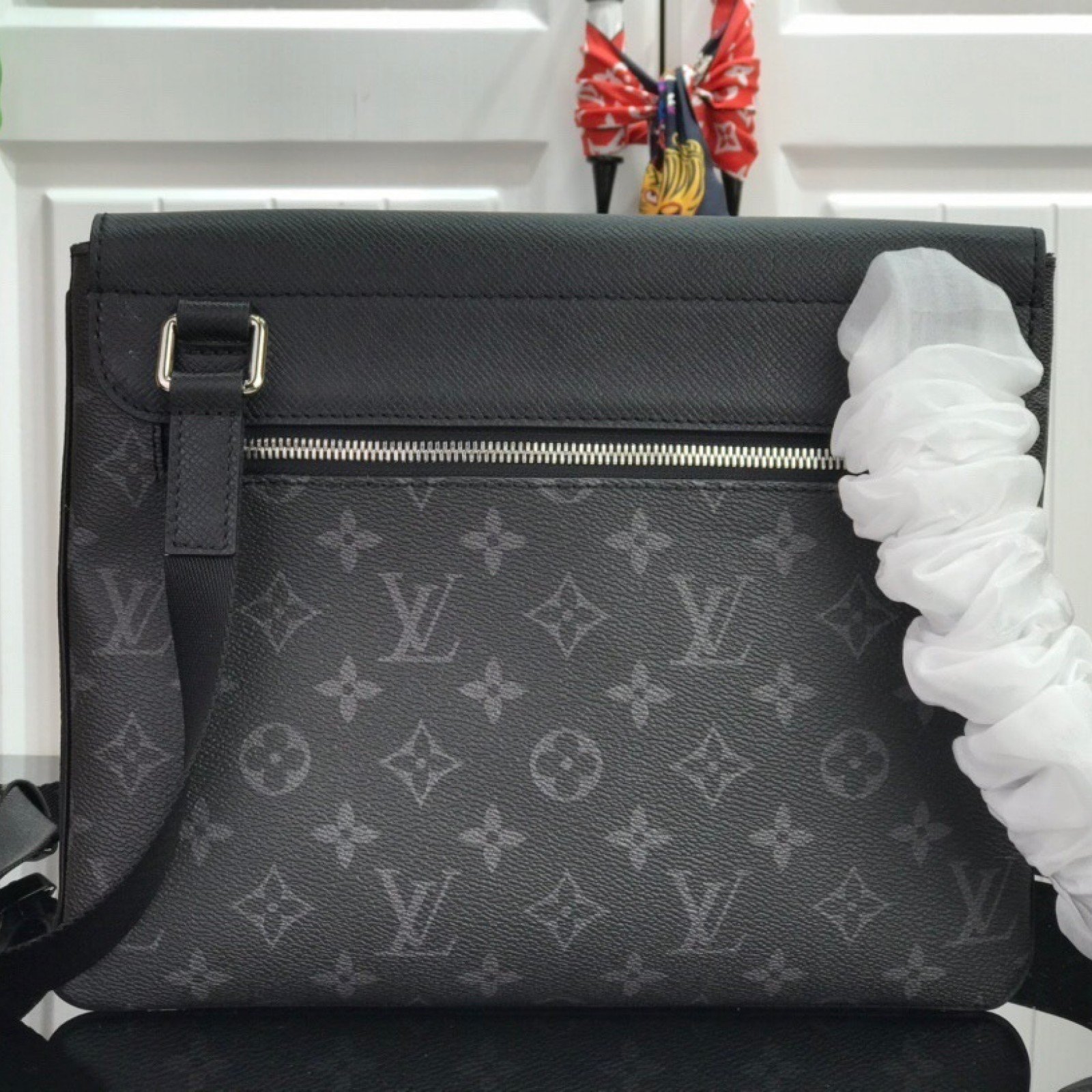 LV OUTDOOR FLAP MESSENGER M30411