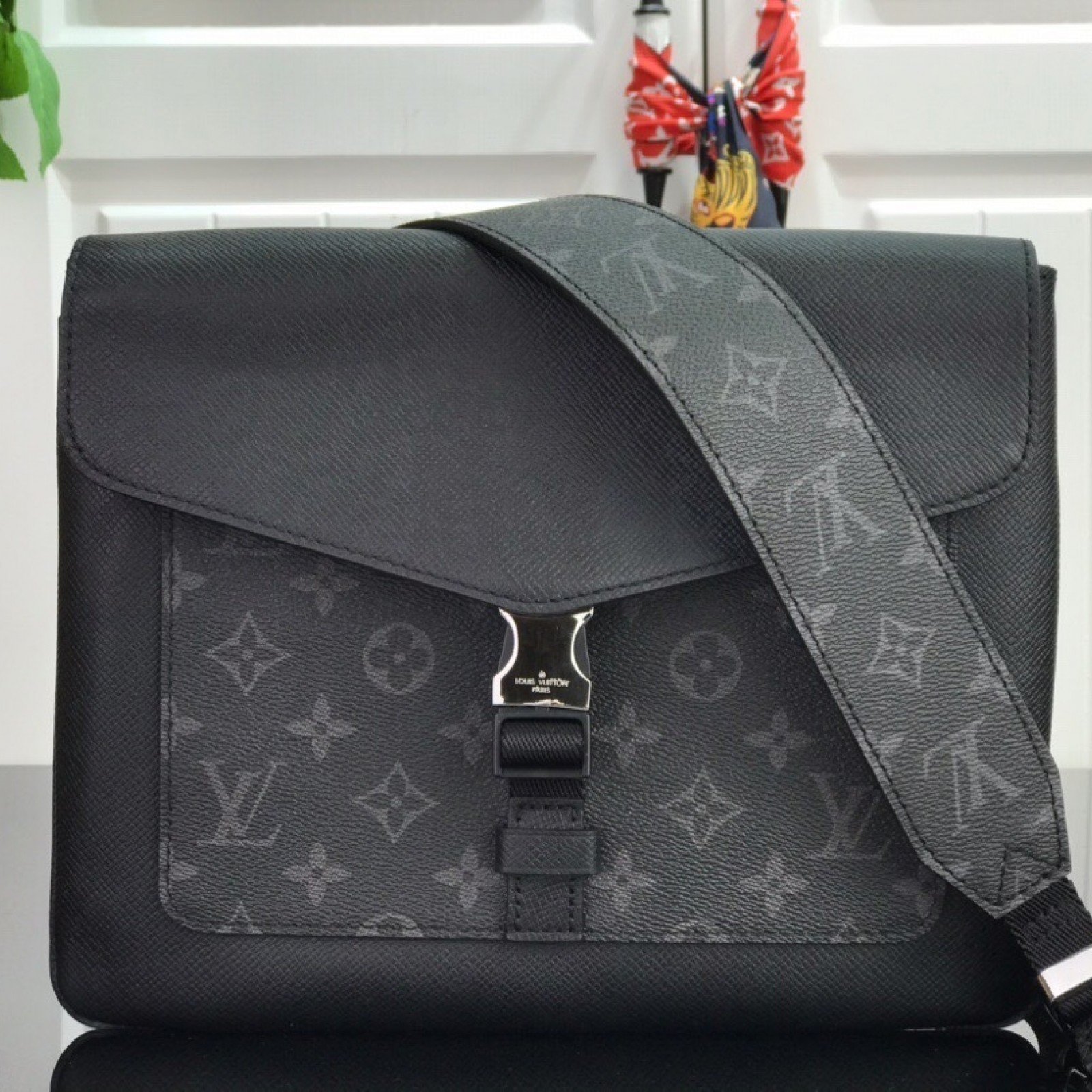 LV OUTDOOR FLAP MESSENGER M30411
