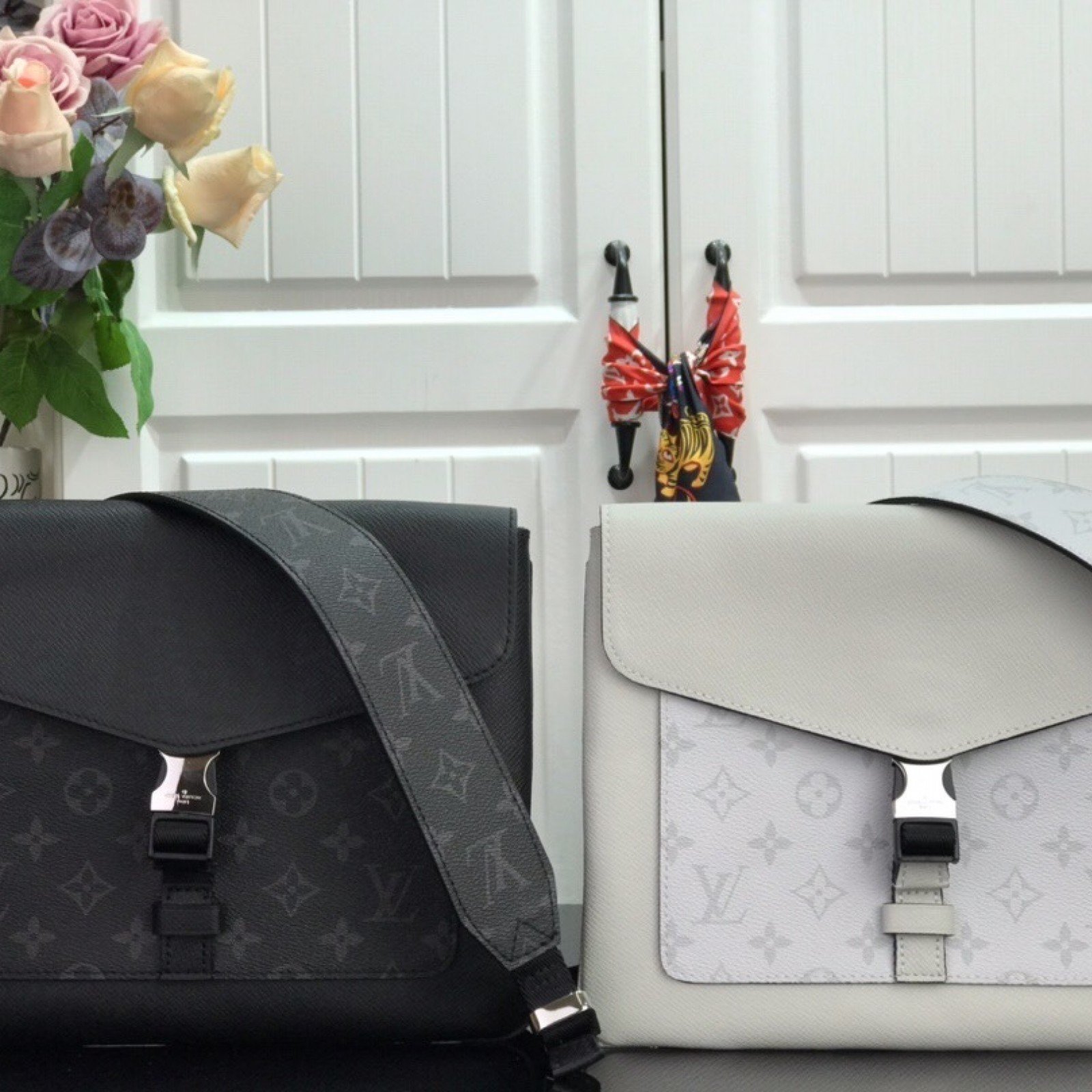 LV OUTDOOR FLAP MESSENGER M30411