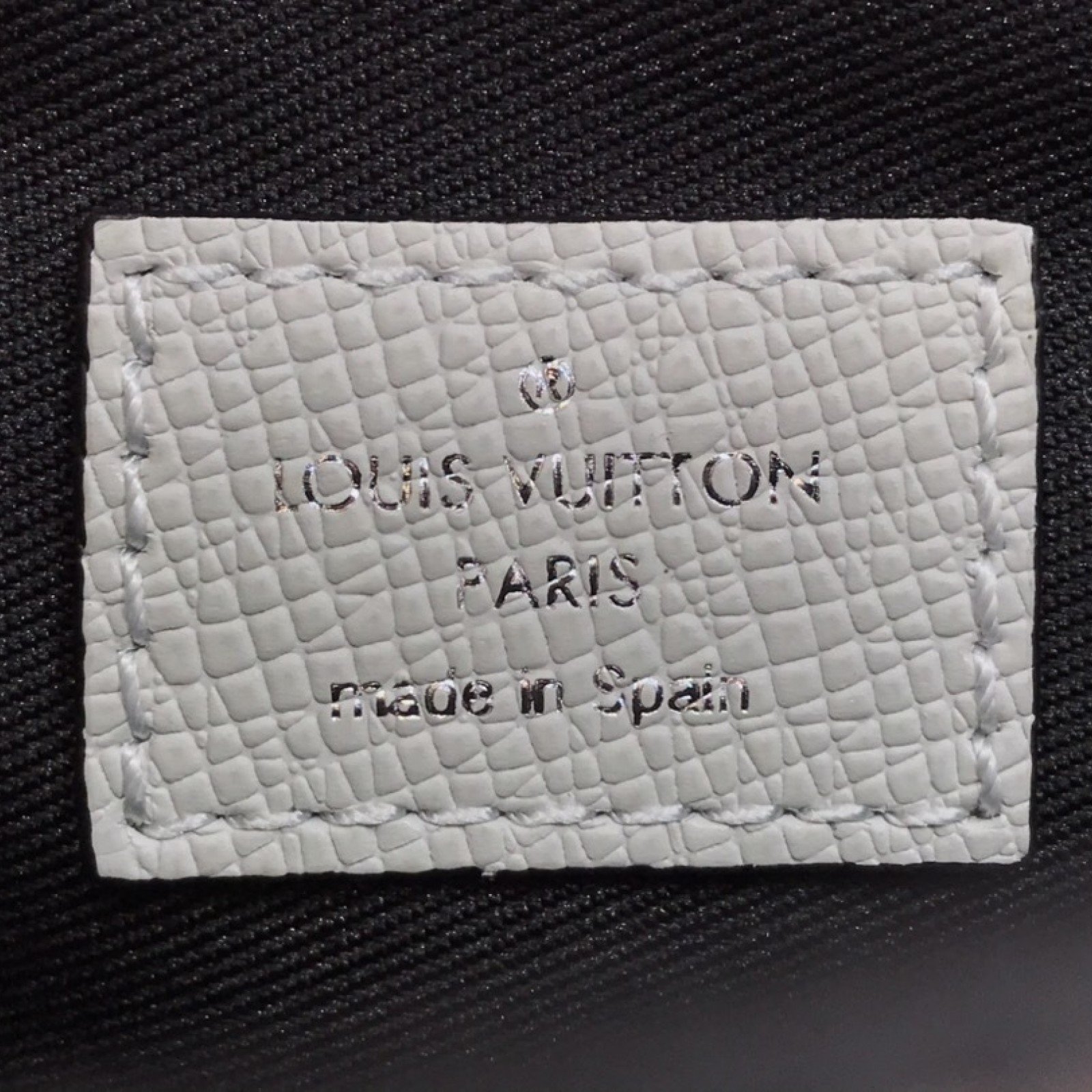 LV OUTDOOR FLAP MESSENGER M30411