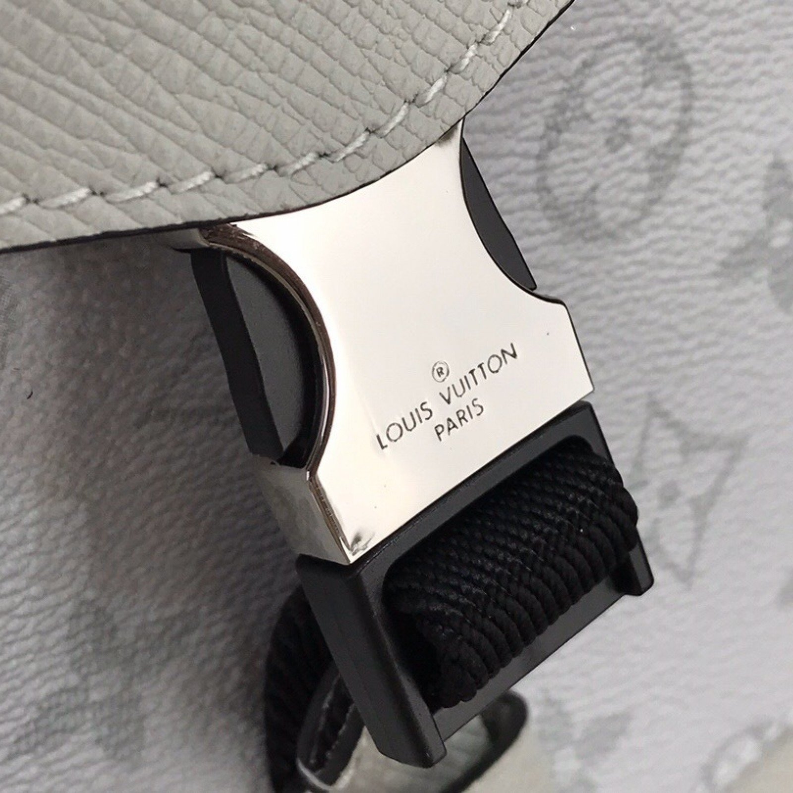 LV OUTDOOR FLAP MESSENGER M30411