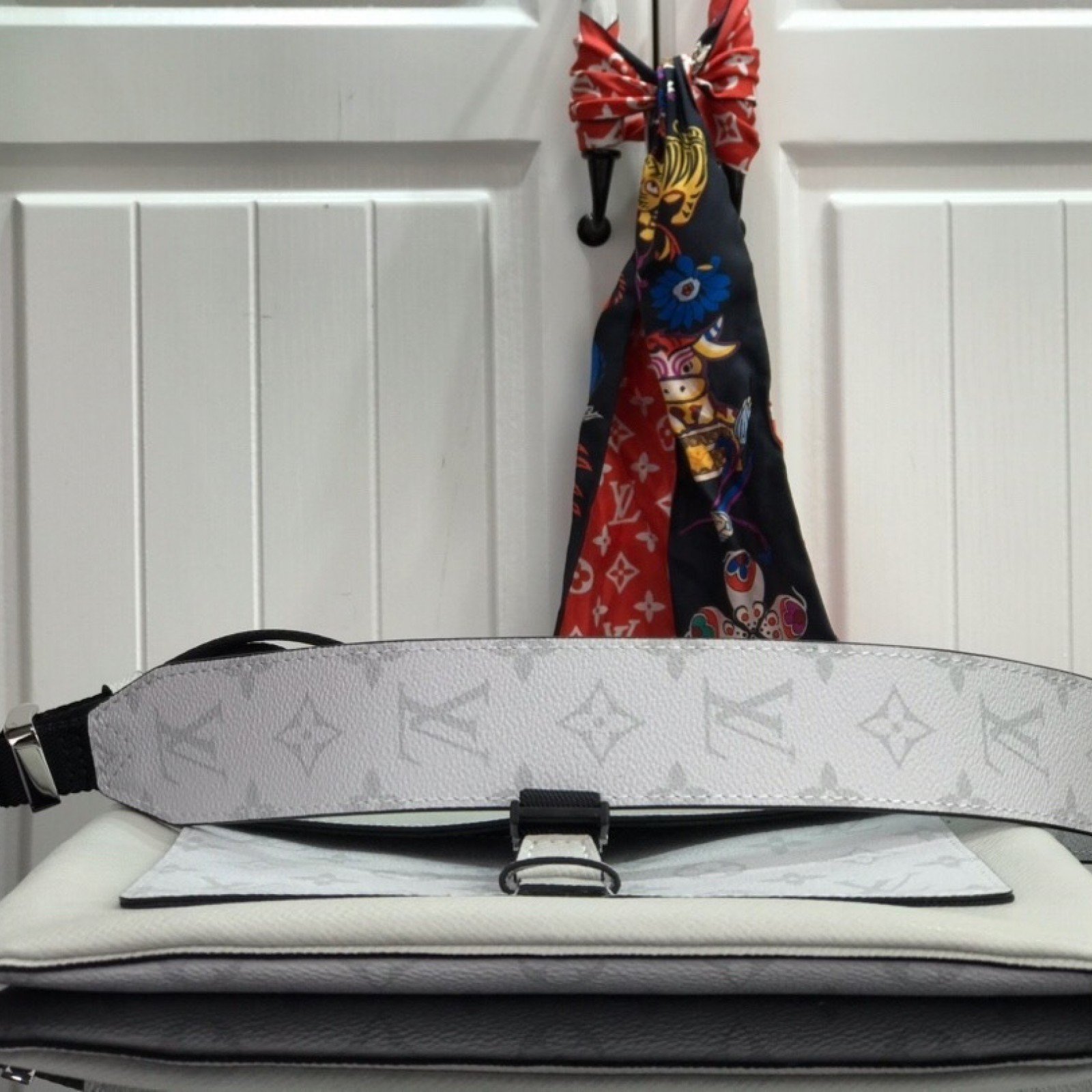 LV OUTDOOR FLAP MESSENGER M30411