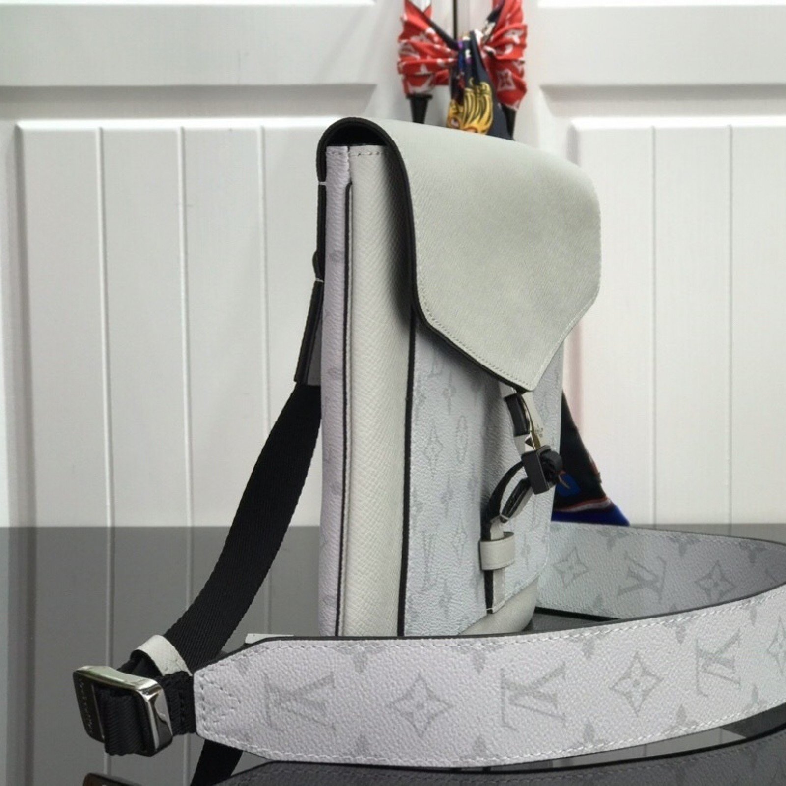 LV OUTDOOR FLAP MESSENGER M30411