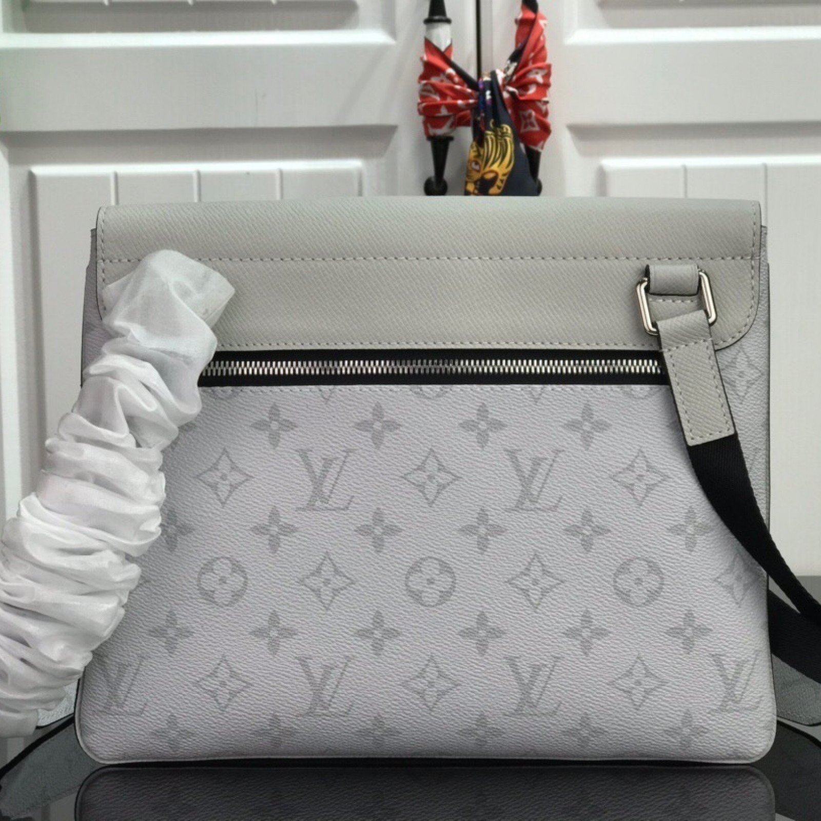 LV OUTDOOR FLAP MESSENGER M30411