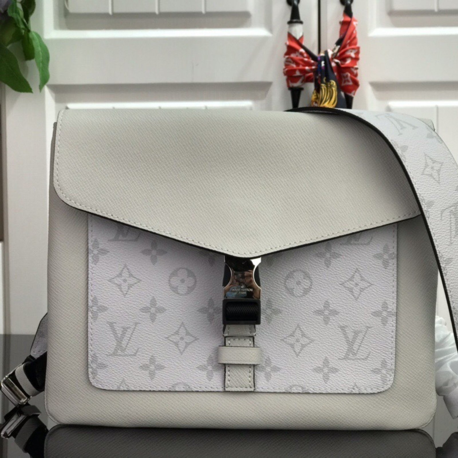 LV OUTDOOR FLAP MESSENGER M30411