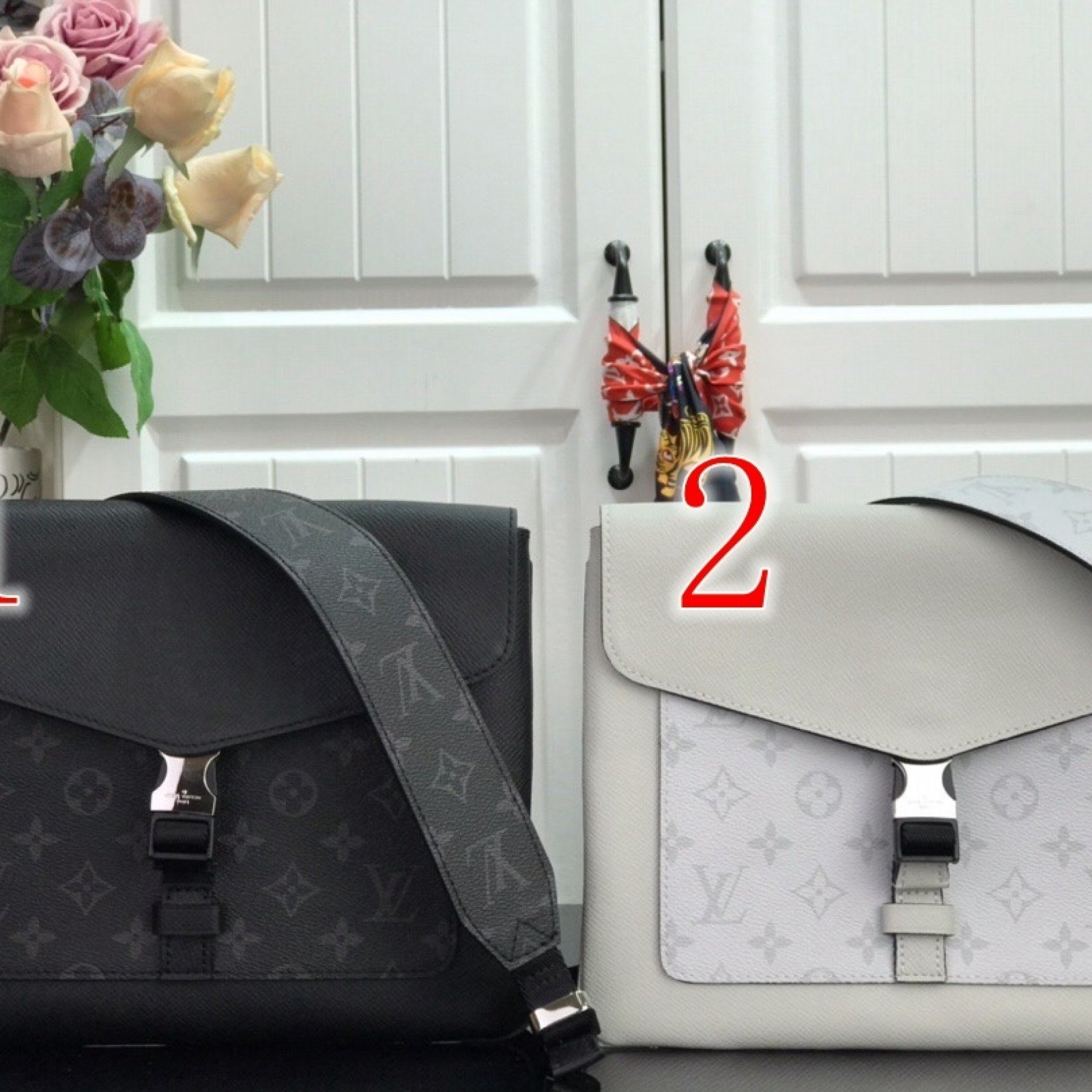 LV OUTDOOR FLAP MESSENGER M30411