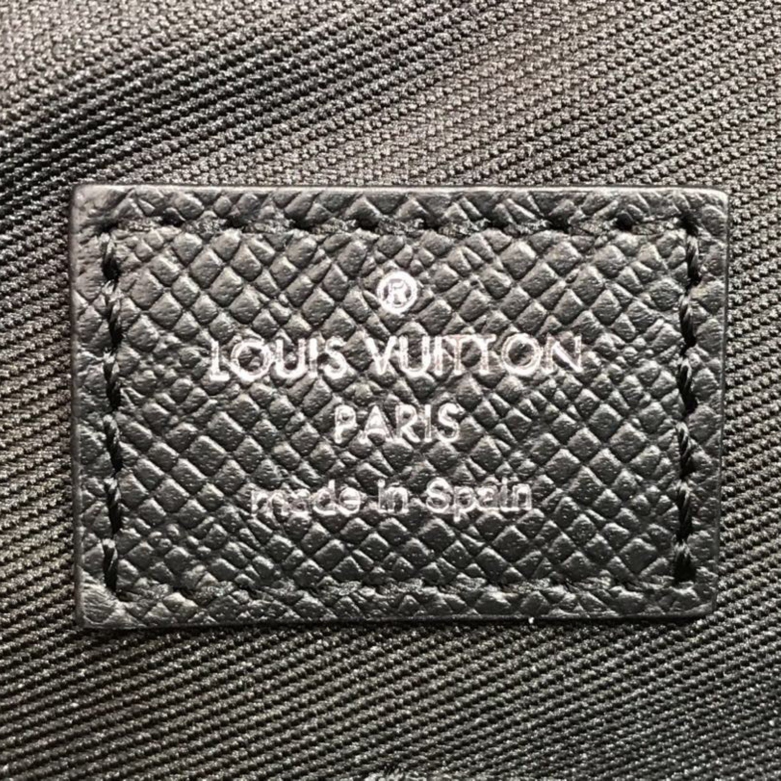 LV OUTDOOR FLAP MESSENGER M30411