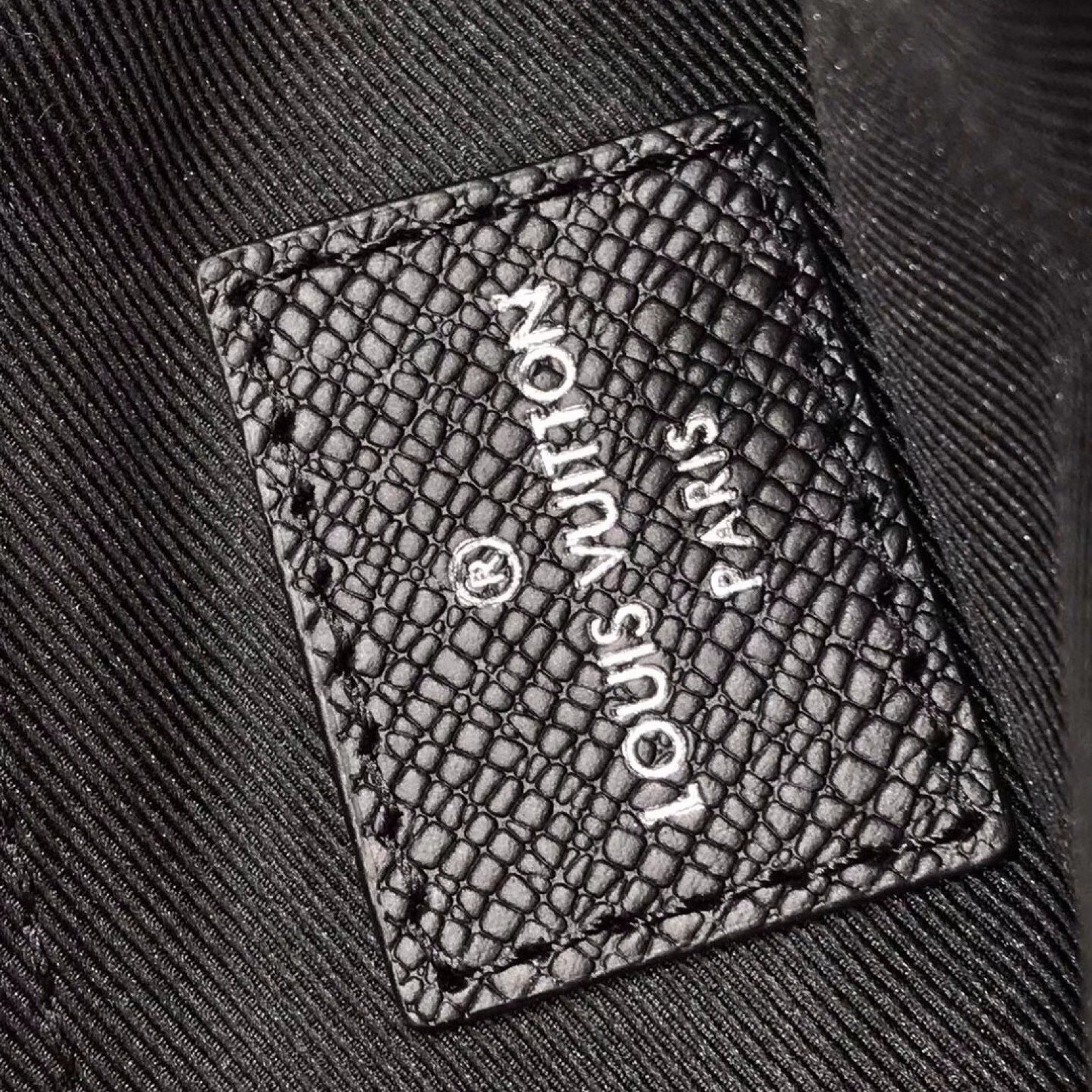 LV OUTDOOR MESSENGER M30703