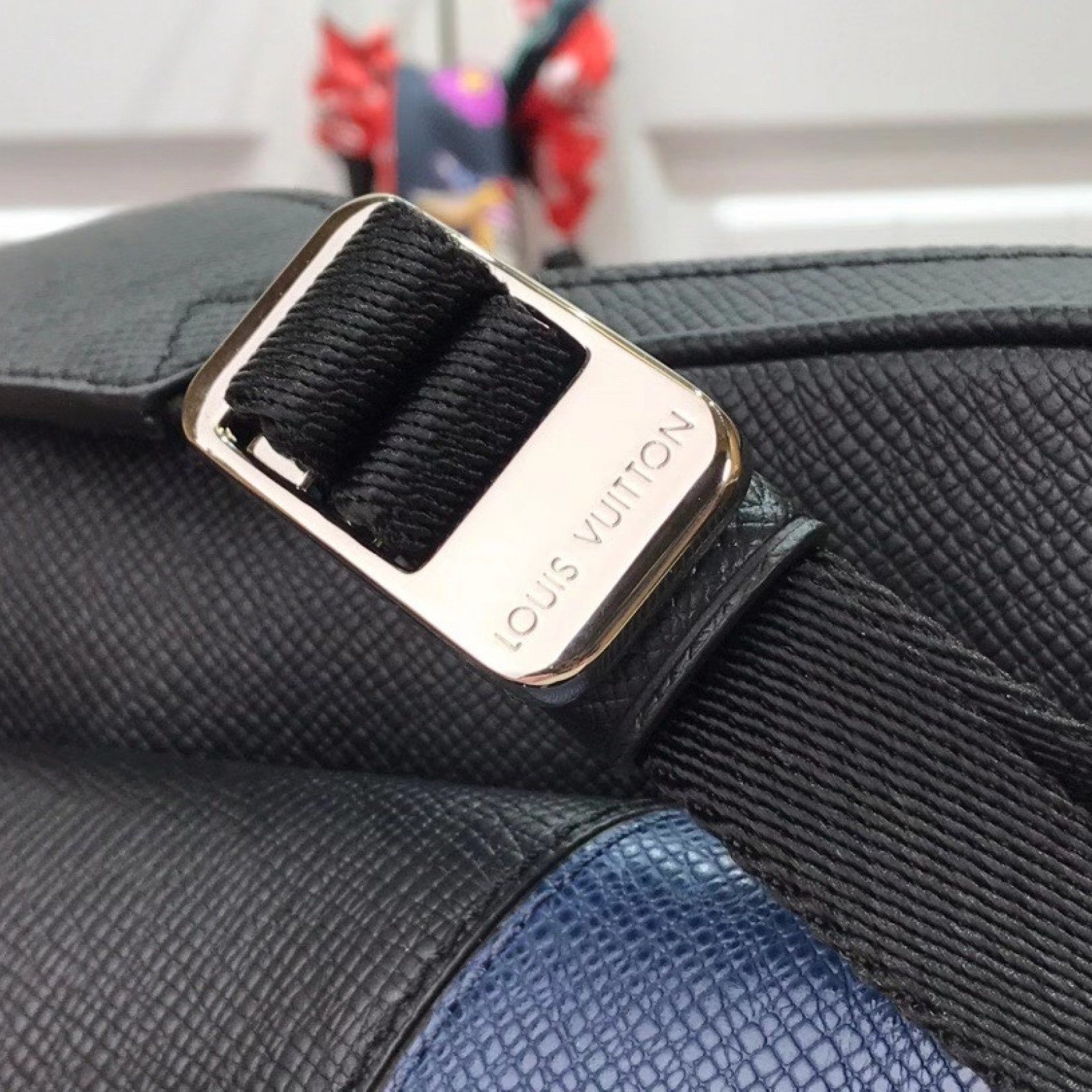LV OUTDOOR MESSENGER M30703