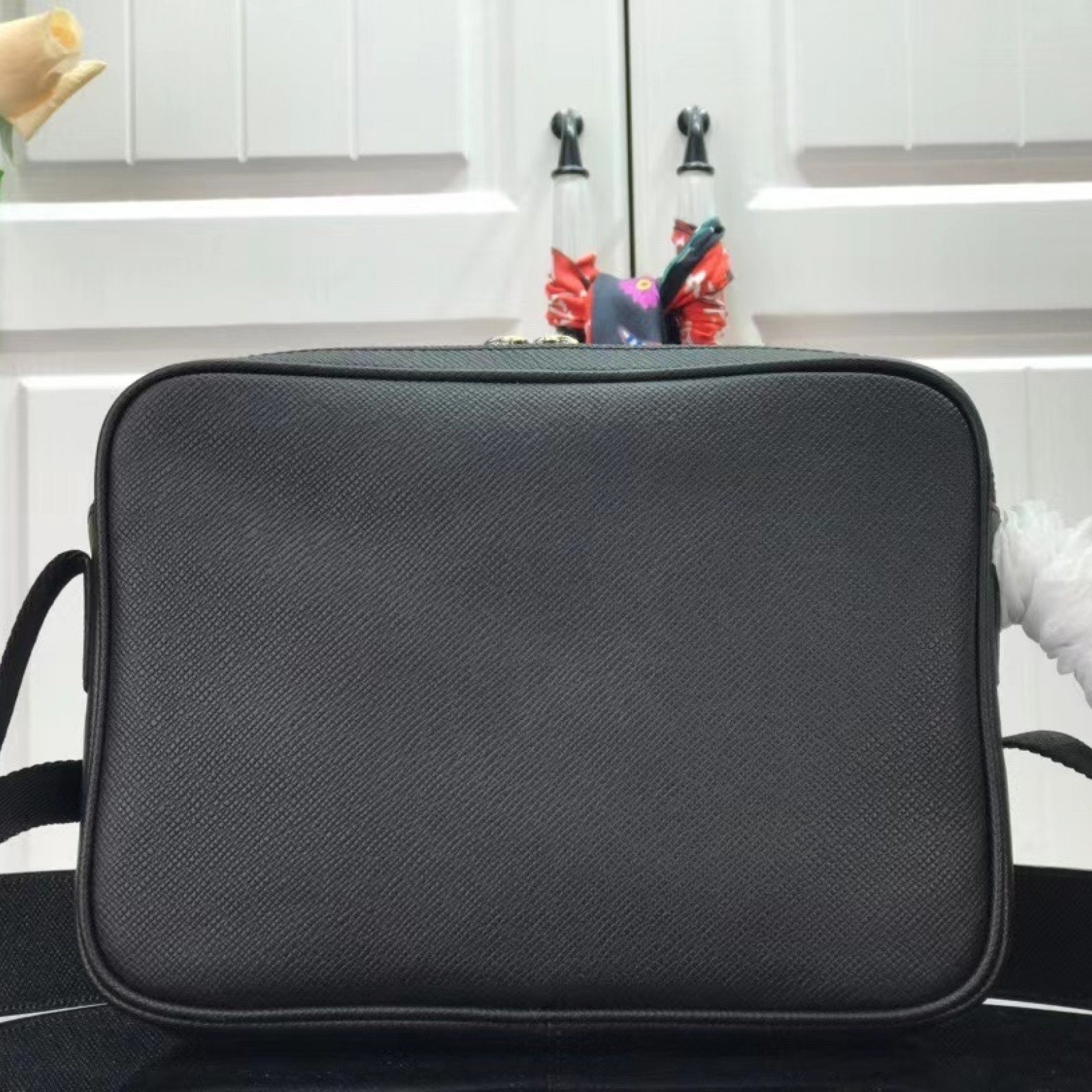 LV OUTDOOR MESSENGER M30703