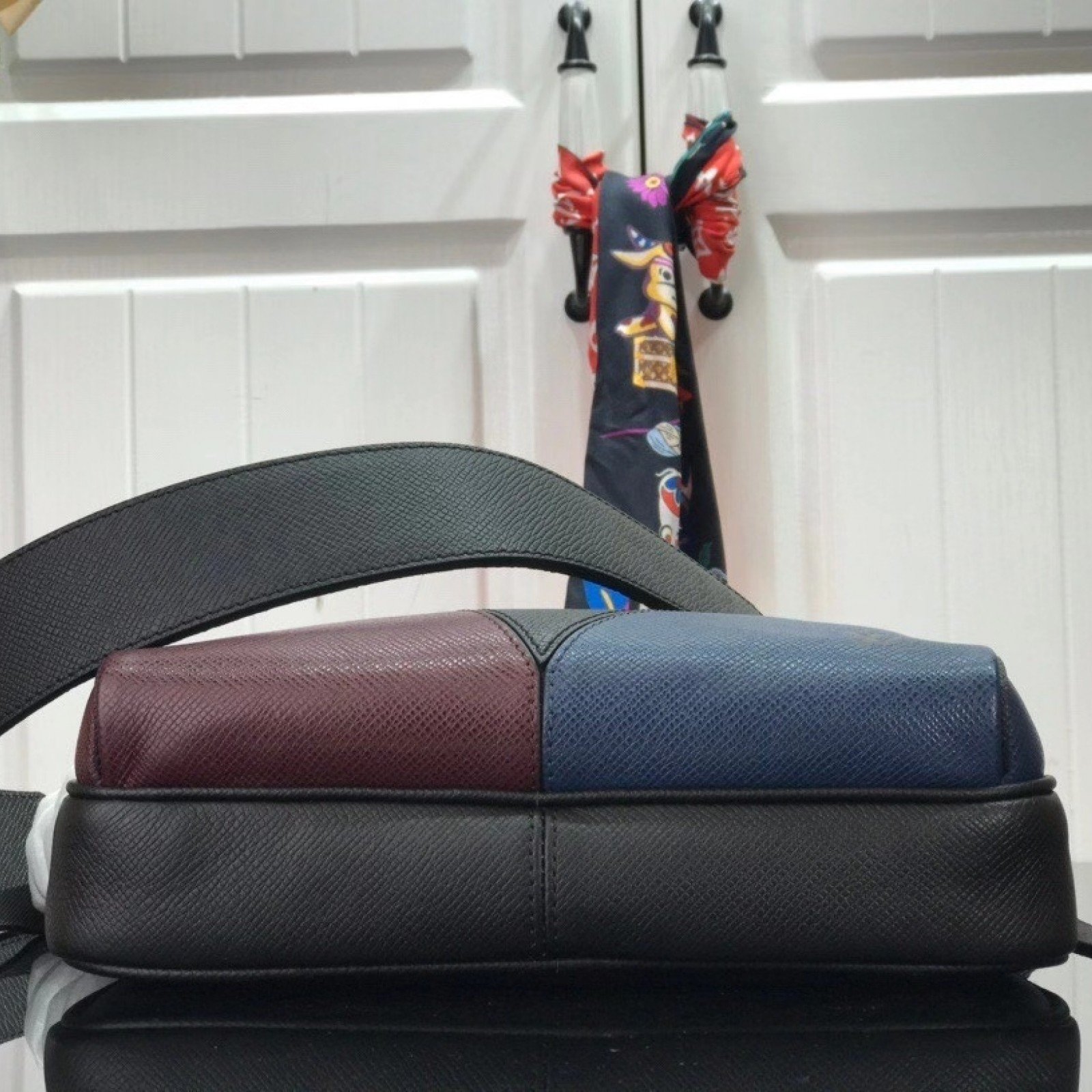 LV OUTDOOR MESSENGER M30703