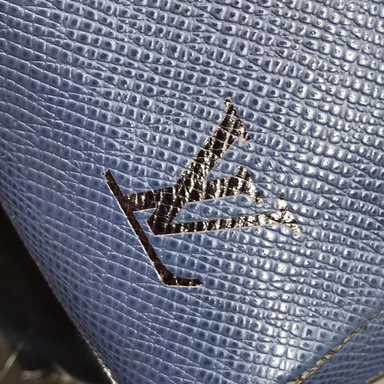 LV OUTDOOR MESSENGER M30703