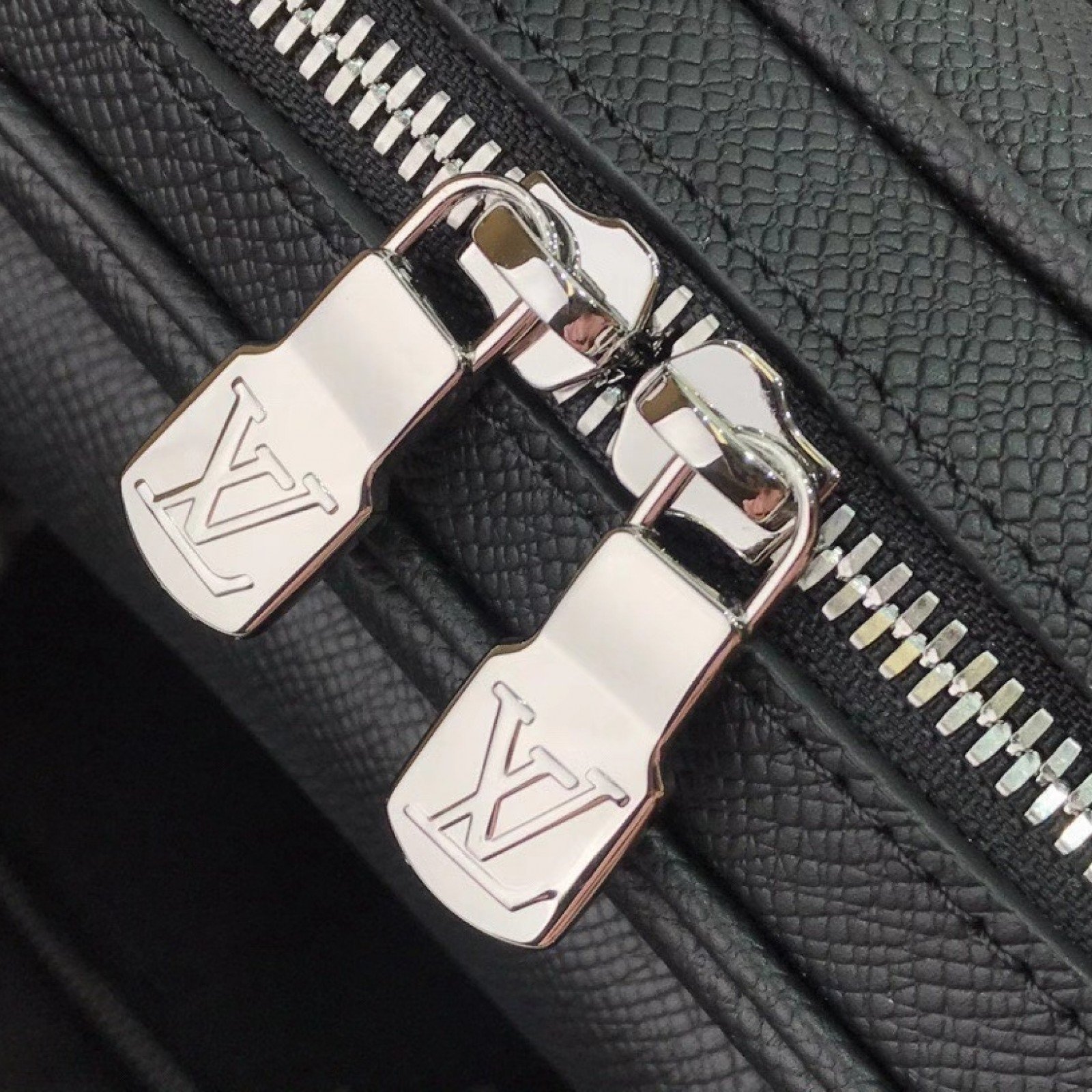 LV OUTDOOR MESSENGER M30703