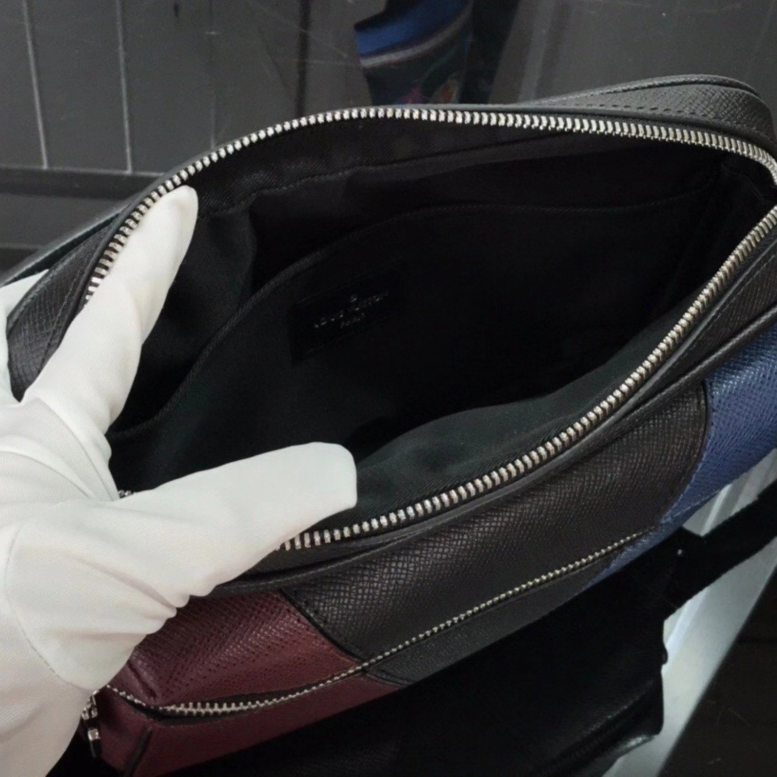 LV OUTDOOR MESSENGER M30703