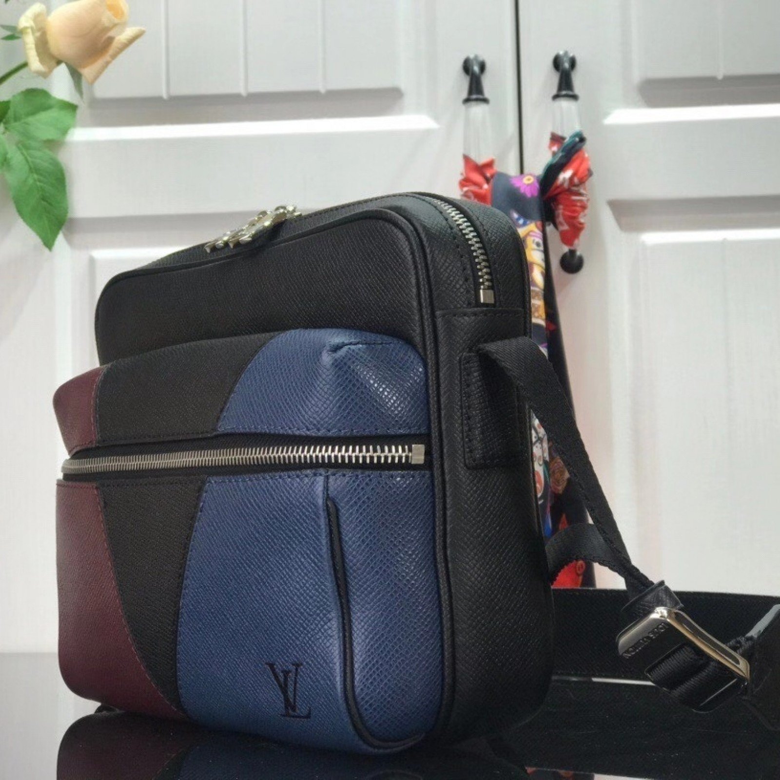 LV OUTDOOR MESSENGER M30703