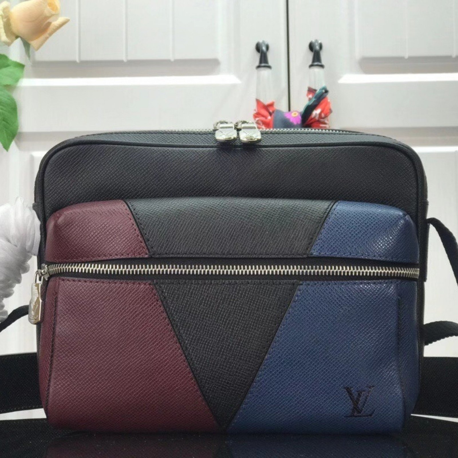 LV OUTDOOR MESSENGER M30703