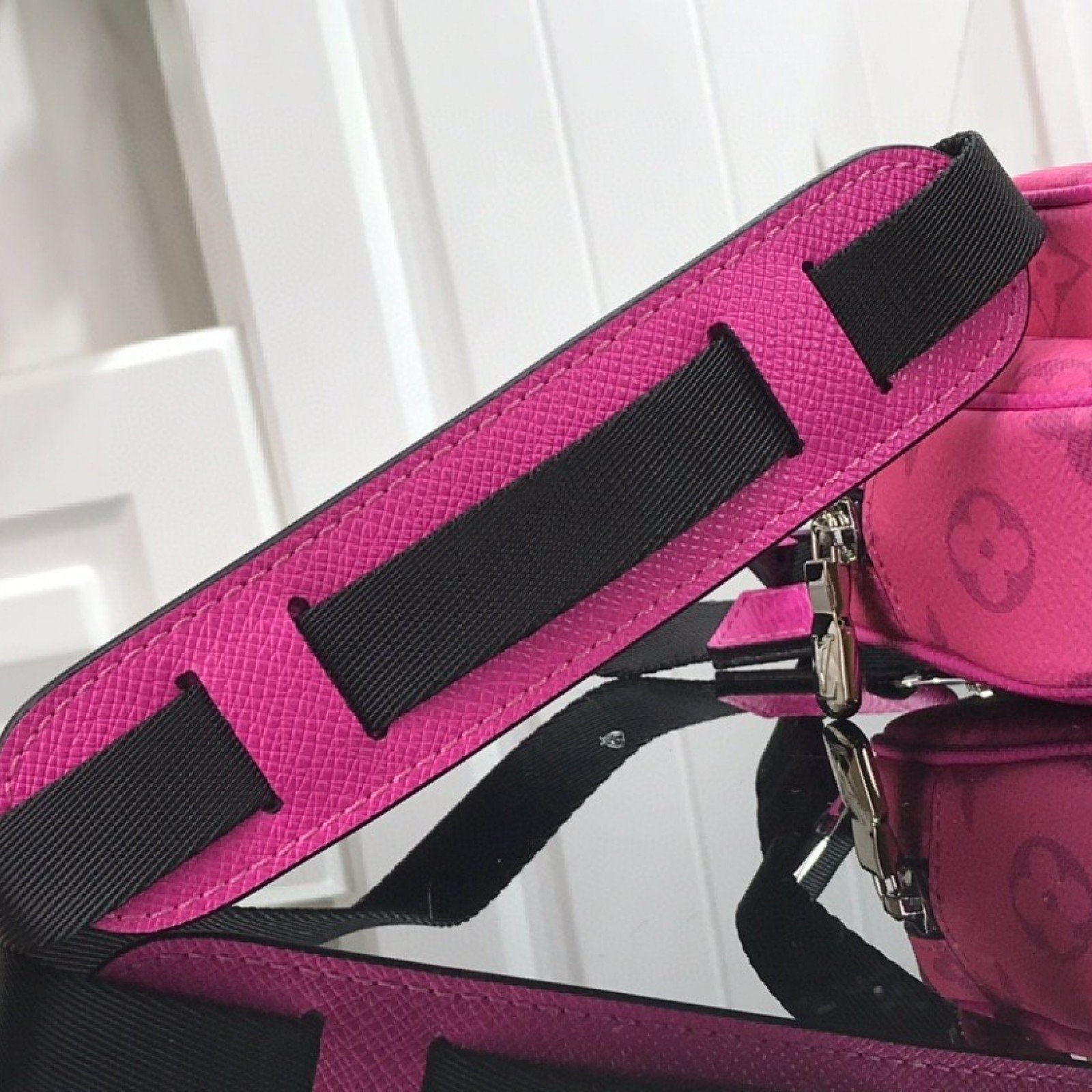 LV OUTDOOR POUCH M30755