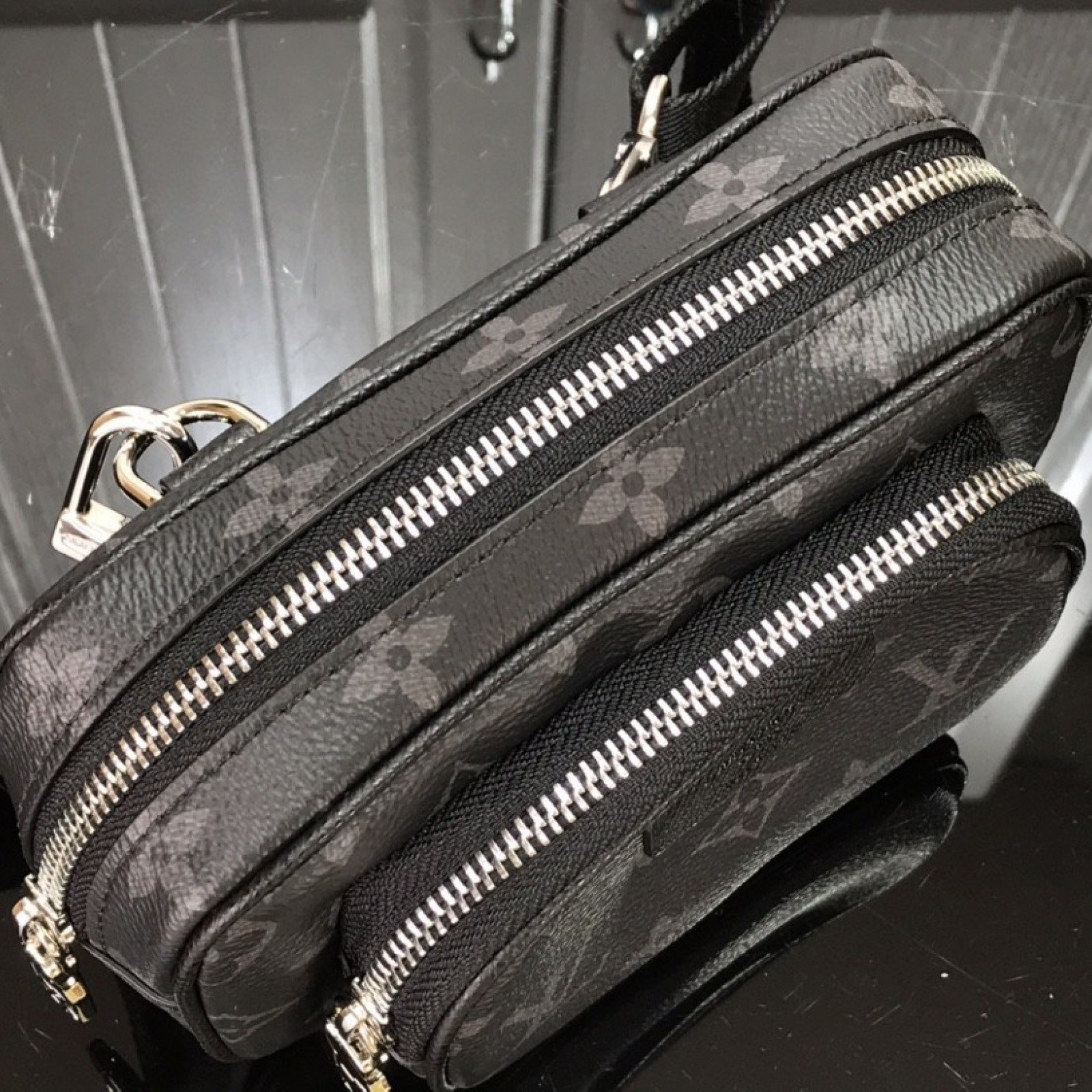 LV OUTDOOR POUCH M30755