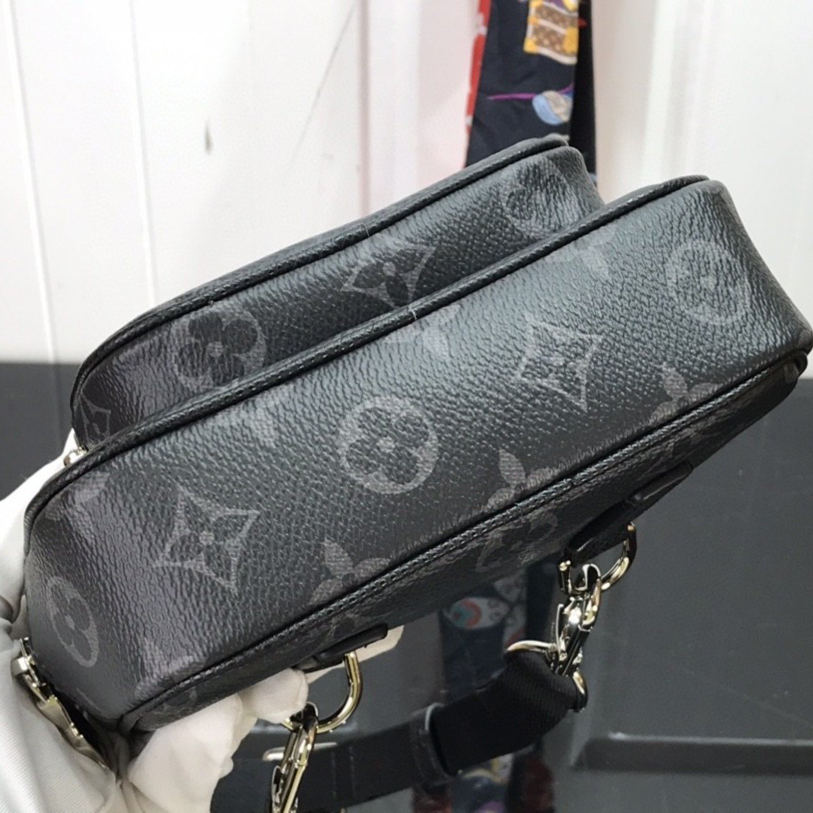 LV OUTDOOR POUCH M30755