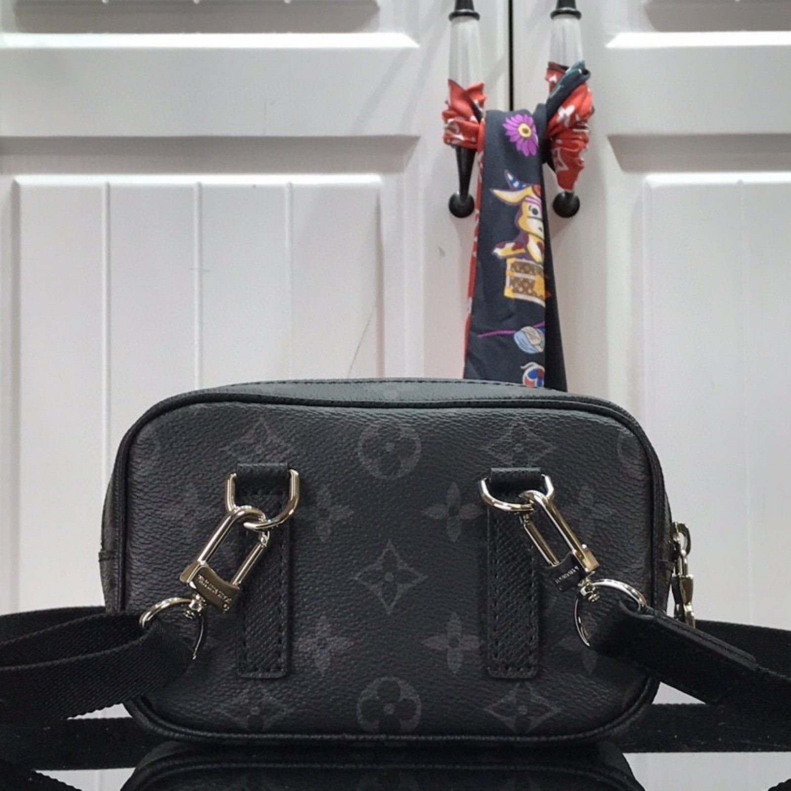LV OUTDOOR POUCH M30755