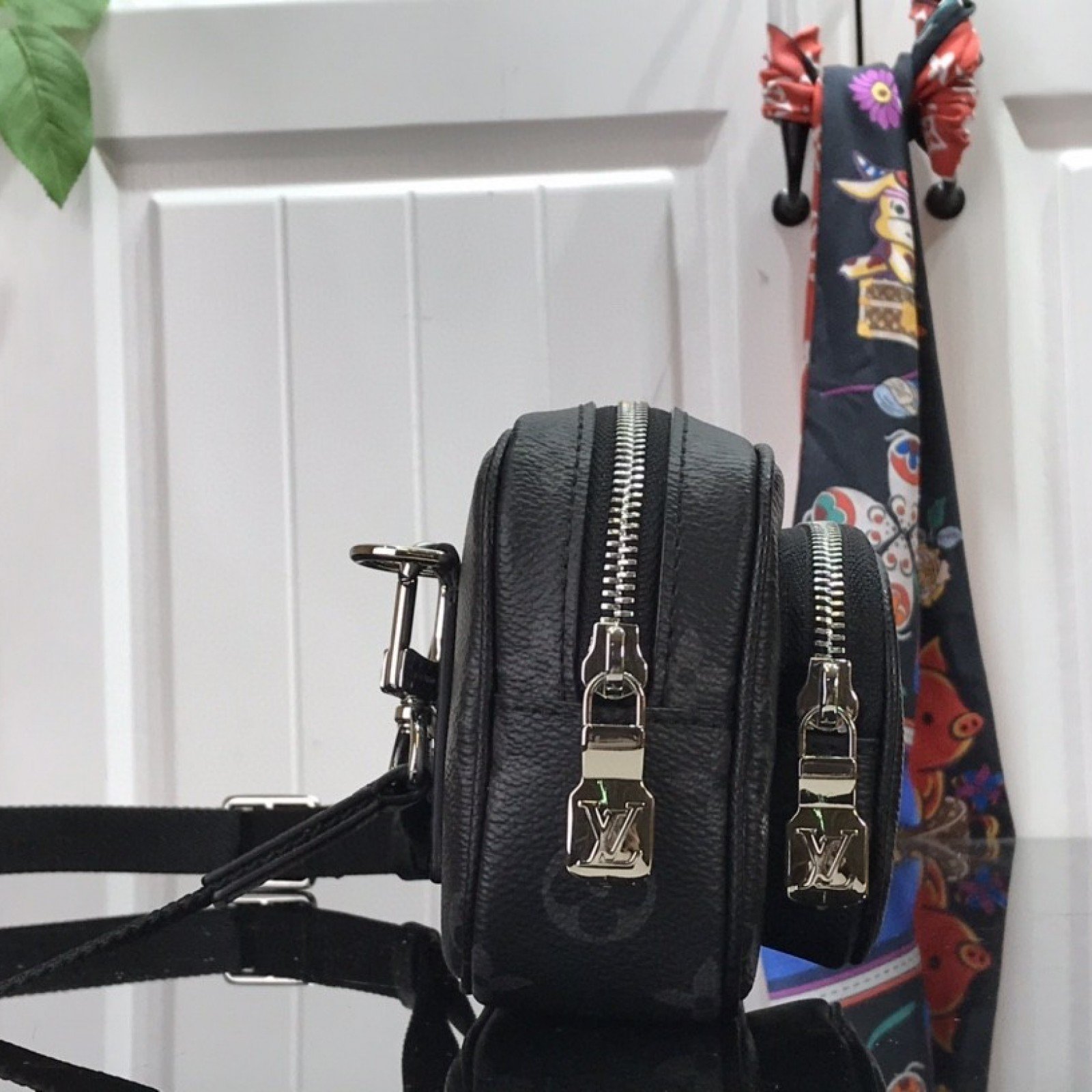 LV OUTDOOR POUCH M30755