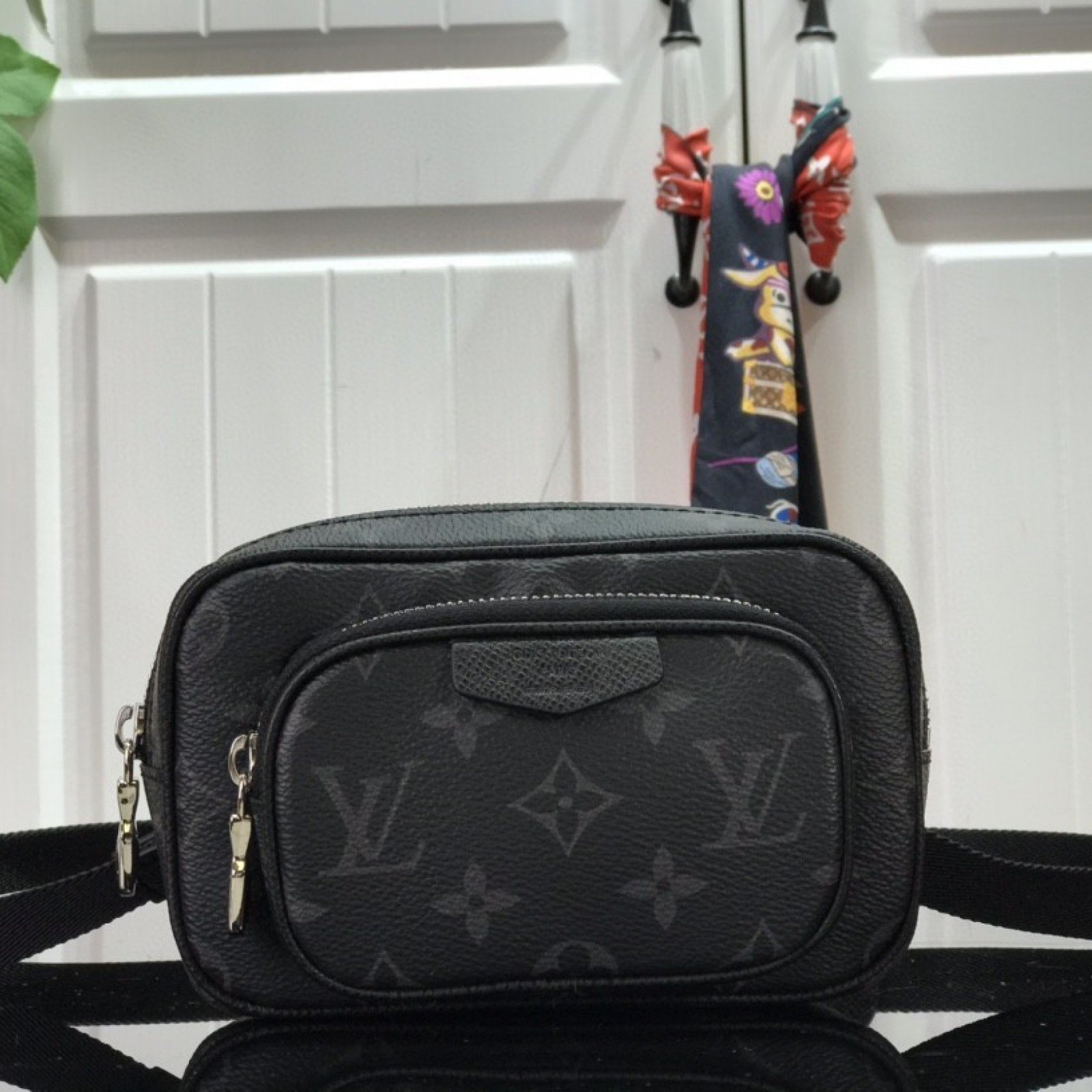 LV OUTDOOR POUCH M30755
