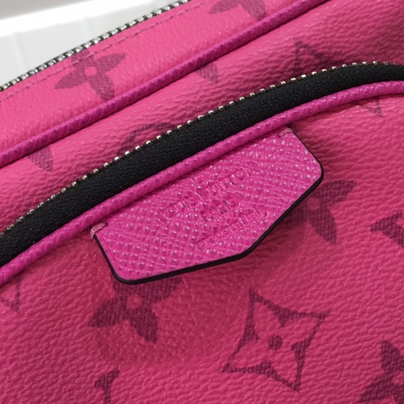 LV OUTDOOR POUCH M30755