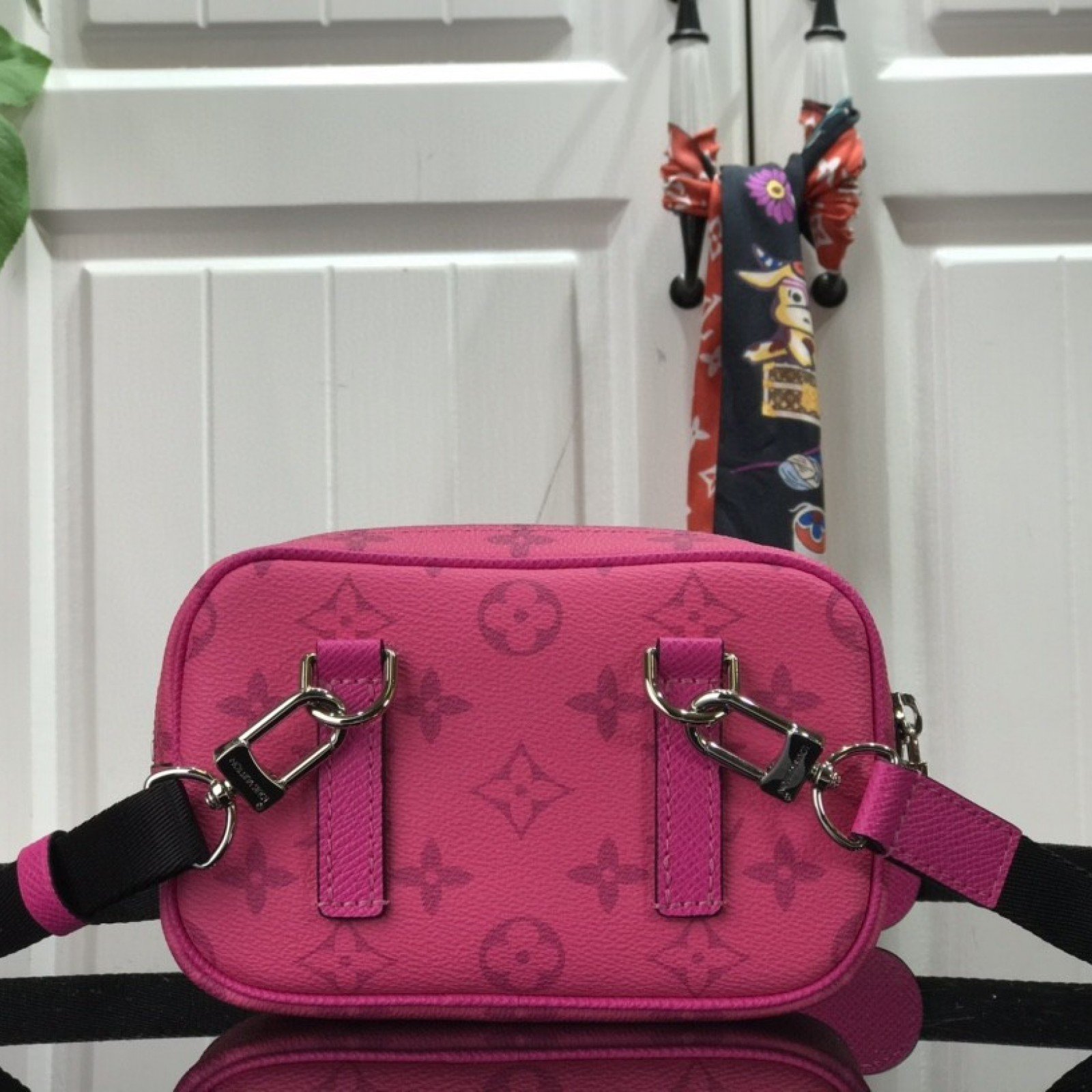 LV OUTDOOR POUCH M30755