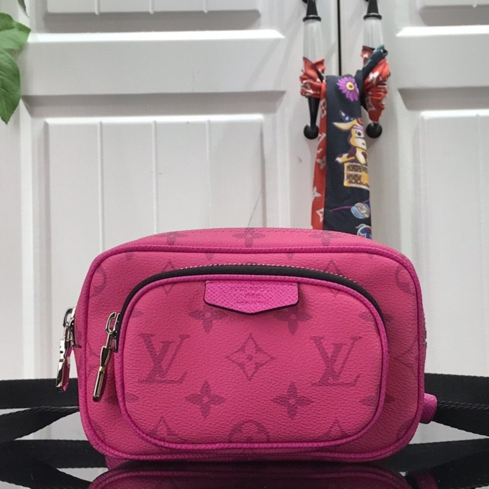 LV OUTDOOR POUCH M30755
