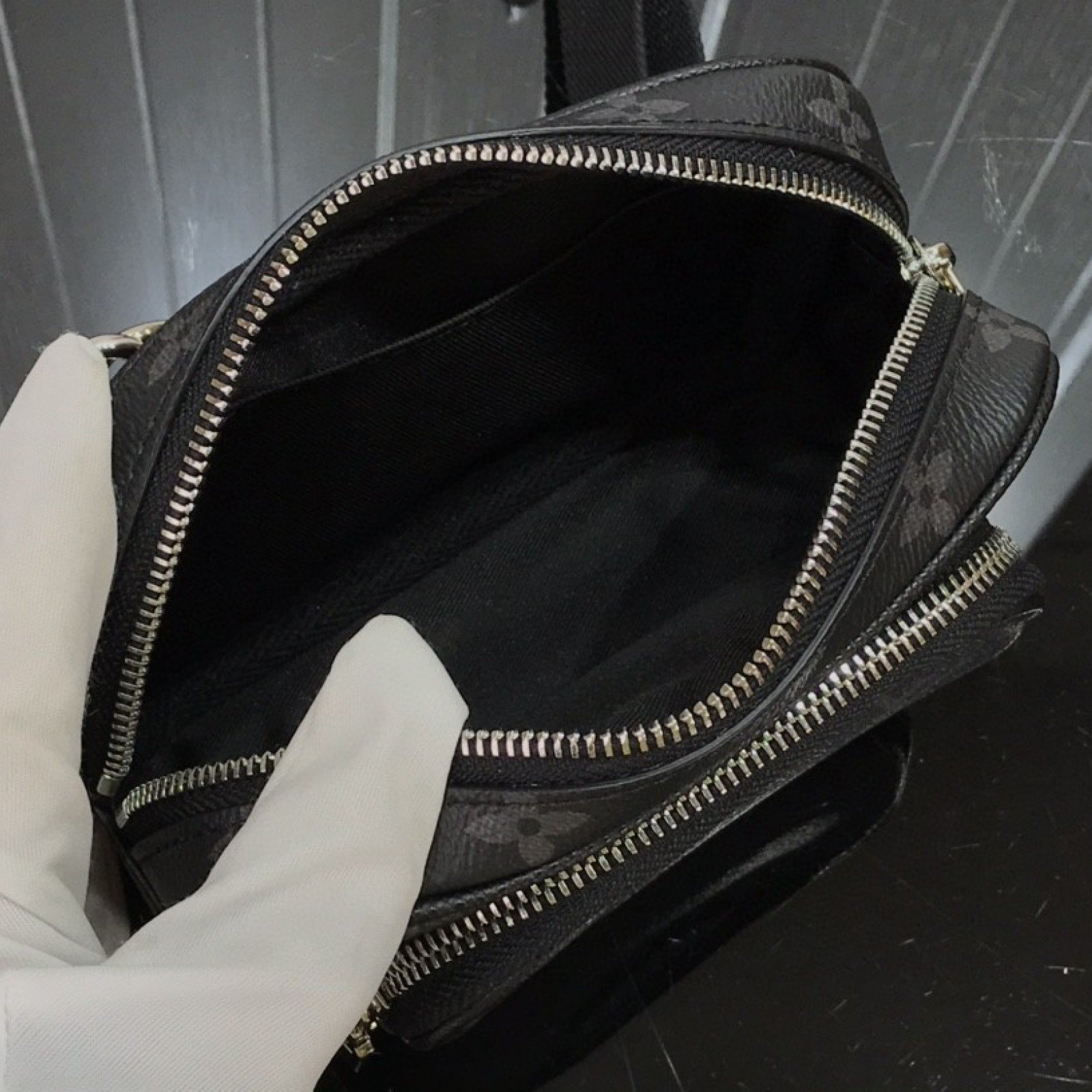 LV OUTDOOR POUCH M30755
