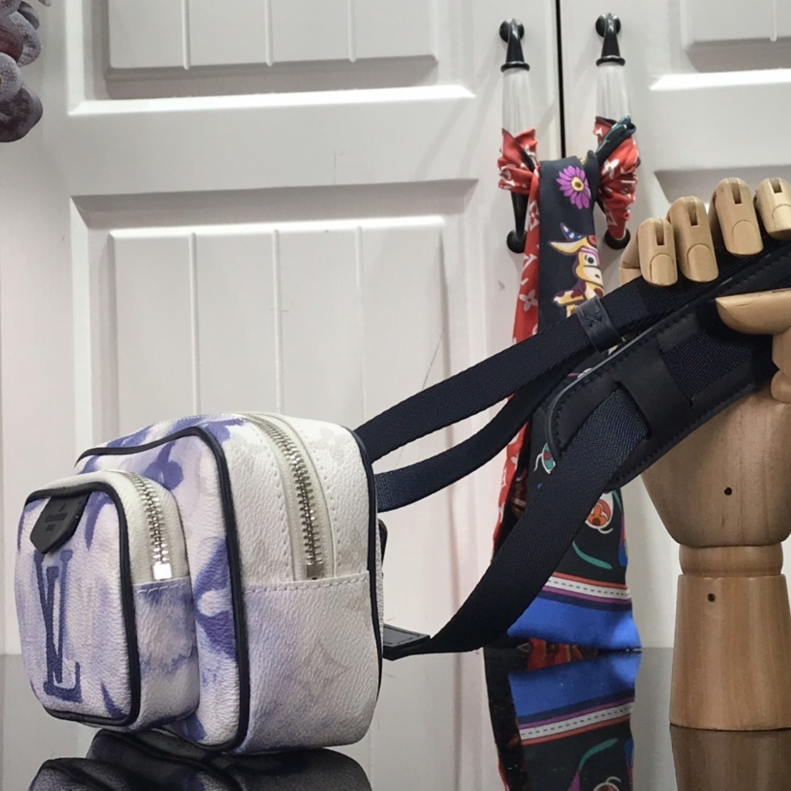 LV OUTDOOR POUCH M45763