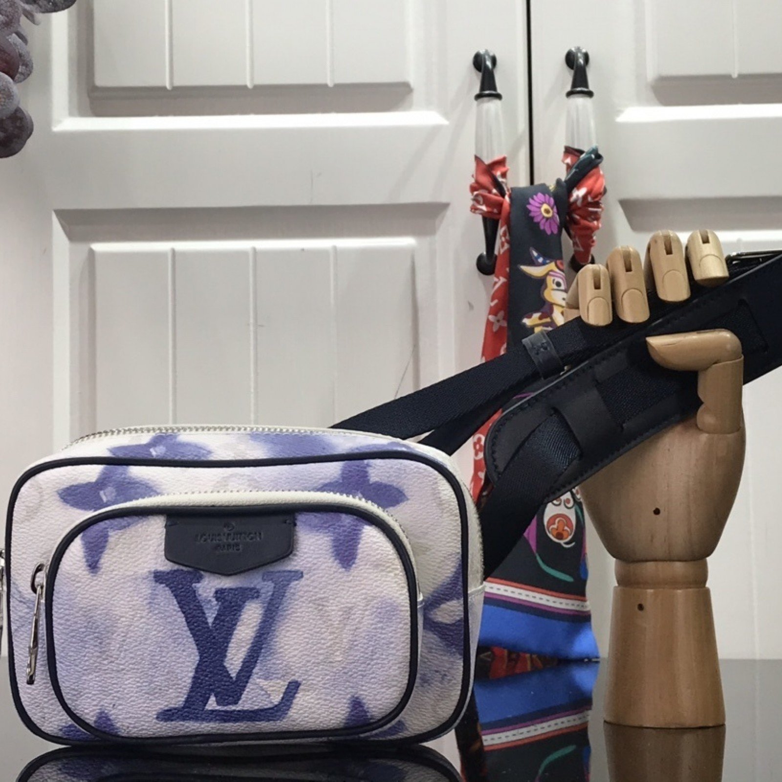 LV OUTDOOR POUCH M45763