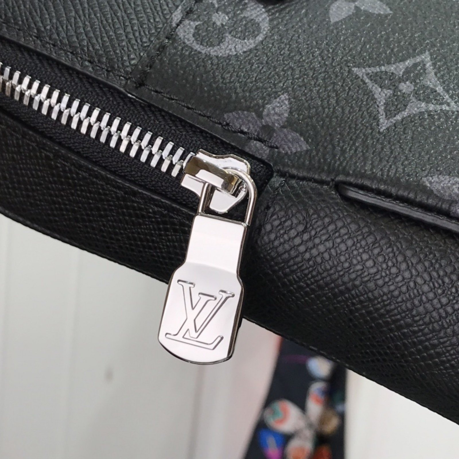 LV OUTDOOR SLINGBAG M30741