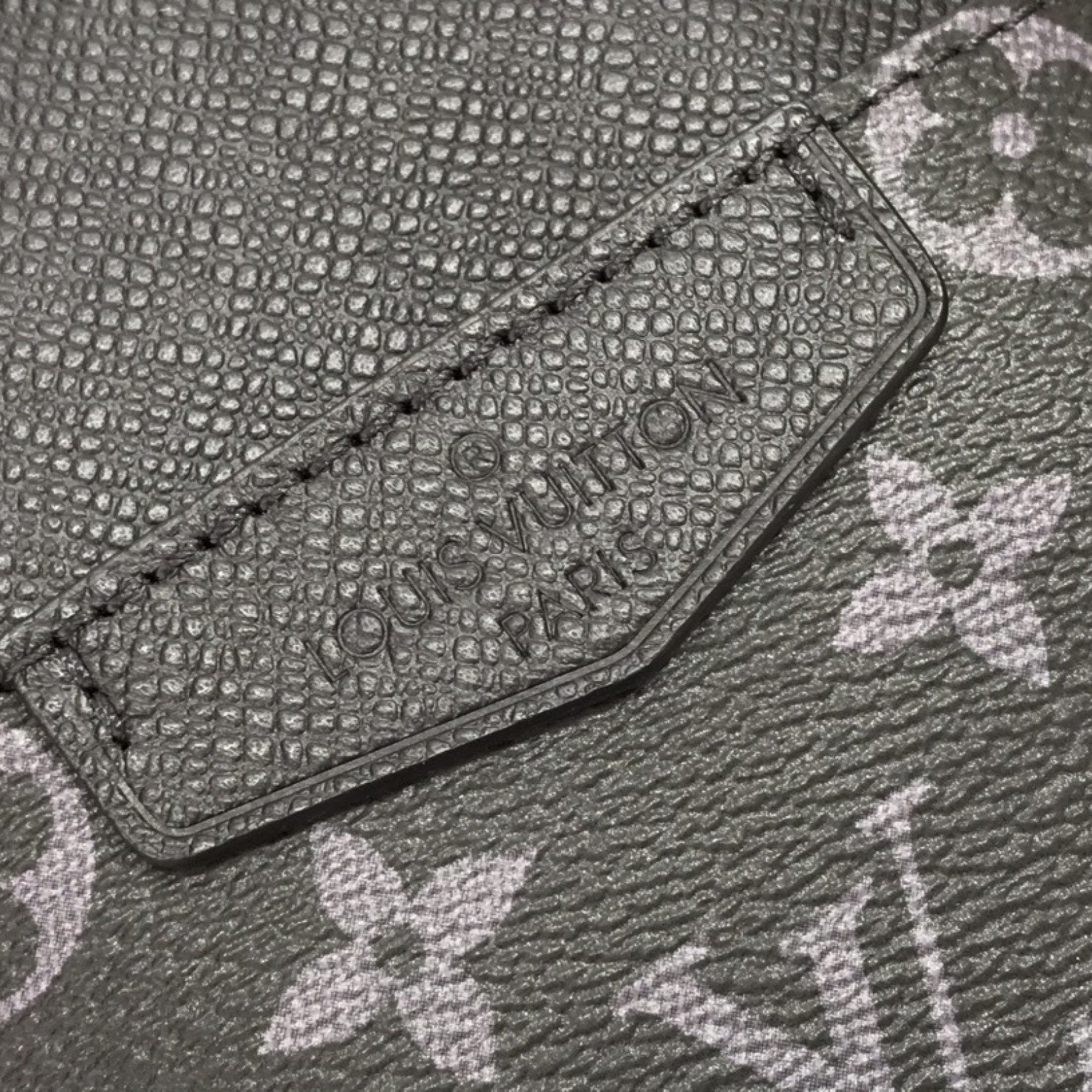LV OUTDOOR SLINGBAG M30741